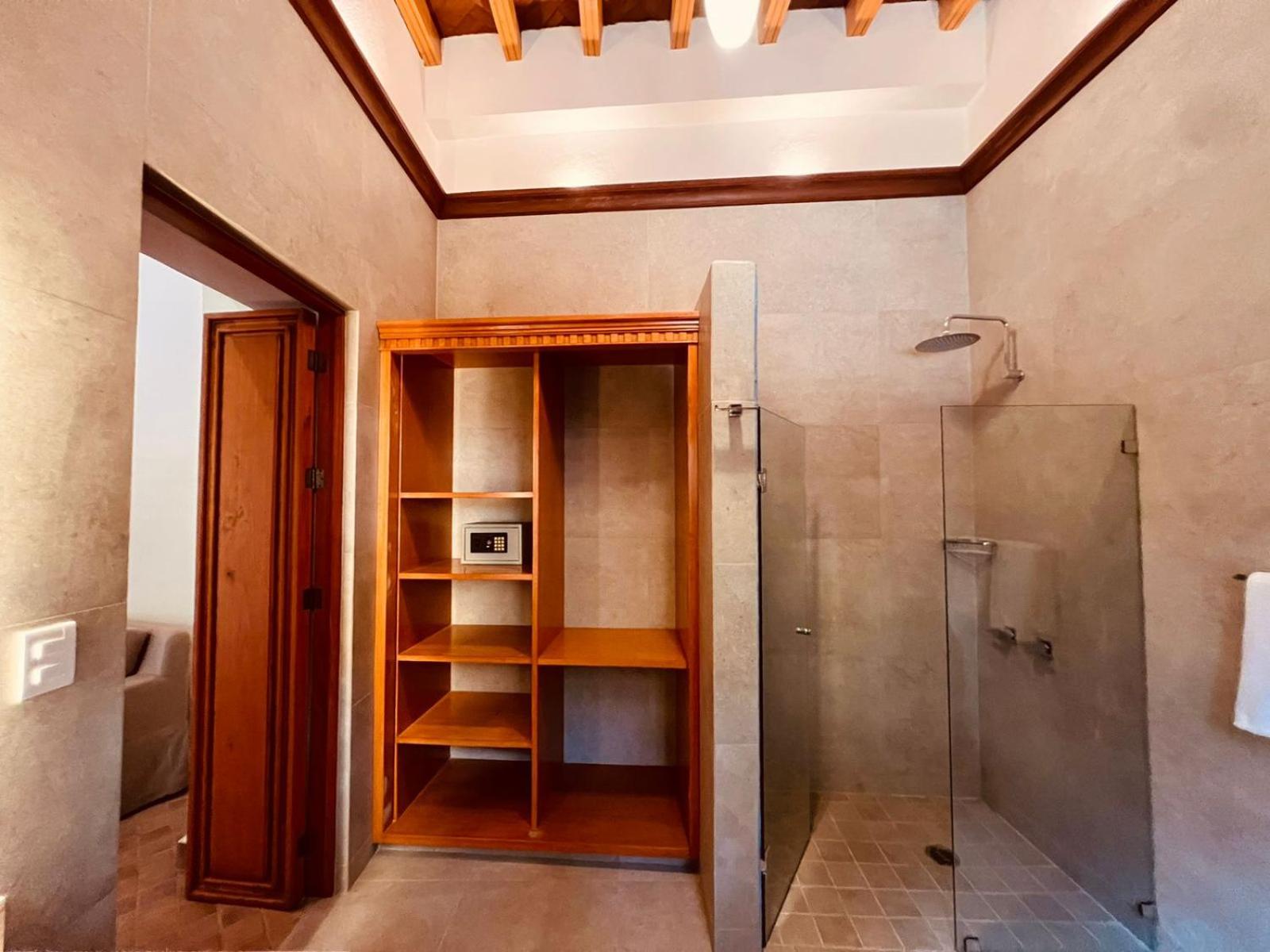 Superior Suite - Photo 35