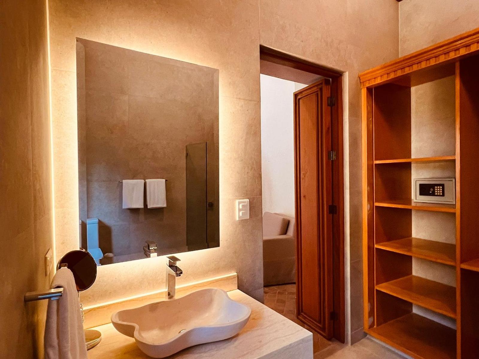 Superior Suite - Photo 34