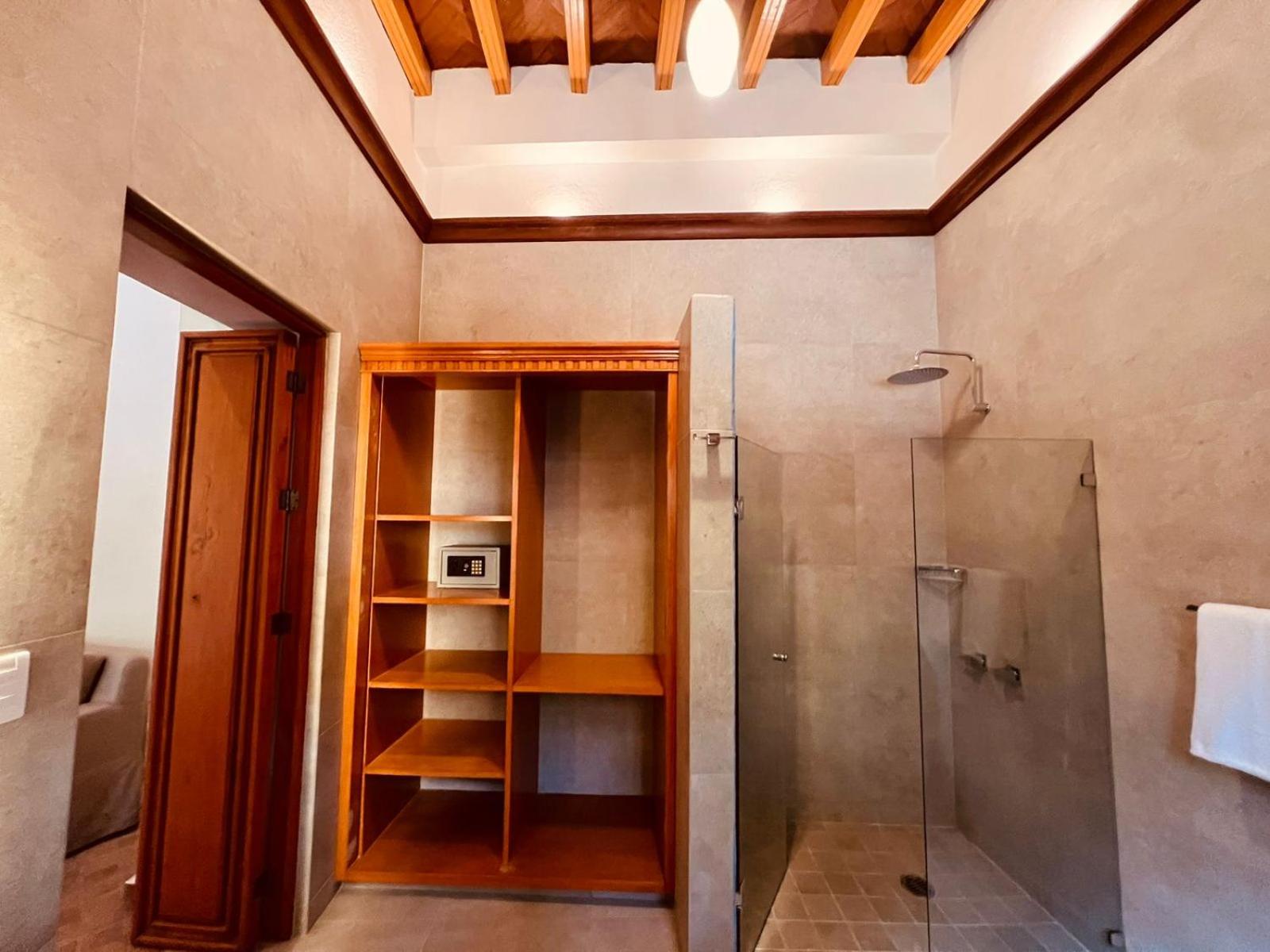 Superior Suite - Photo 32