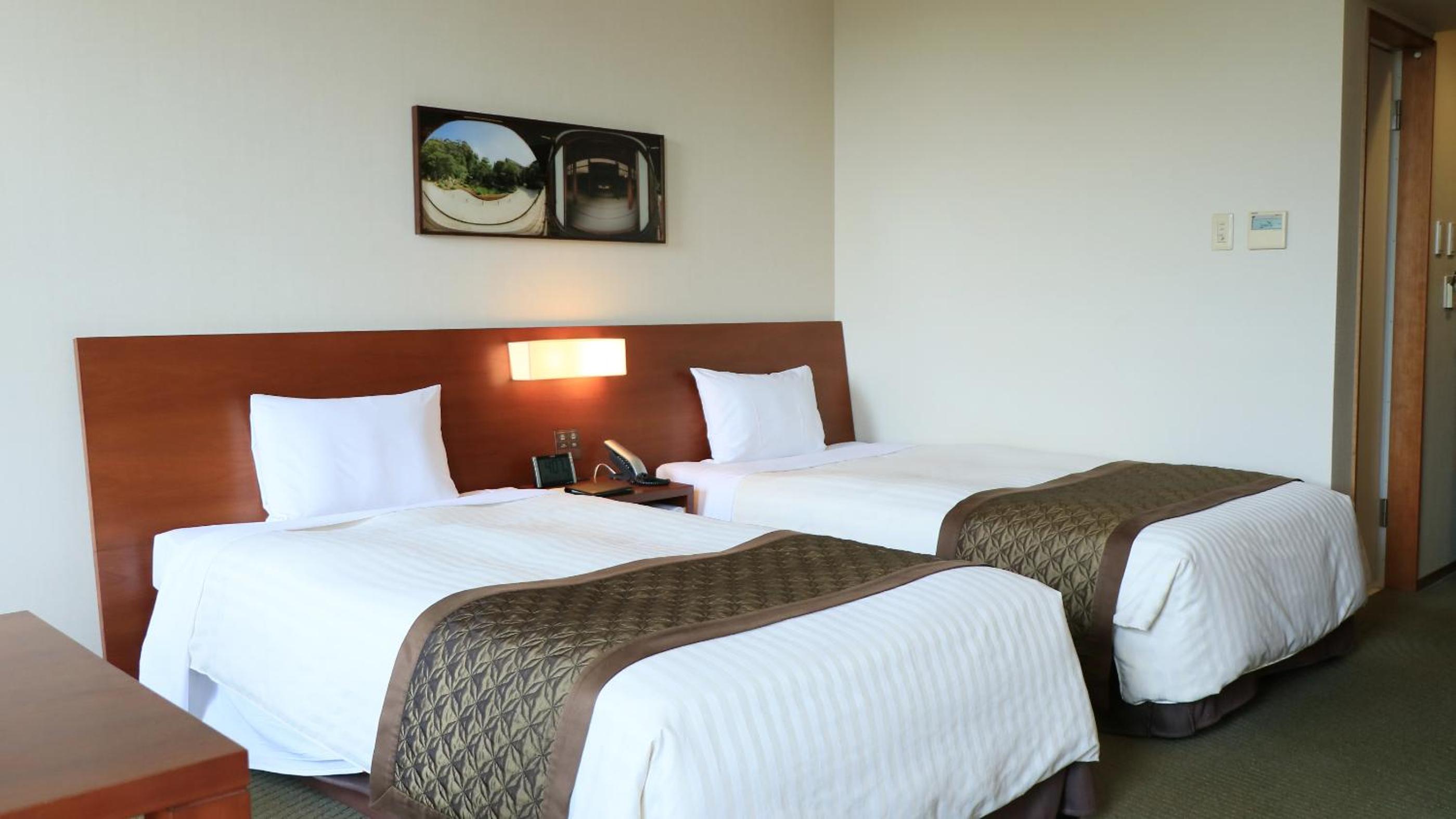 Twin Room with Extra Bed - Non-Smoking photo 3