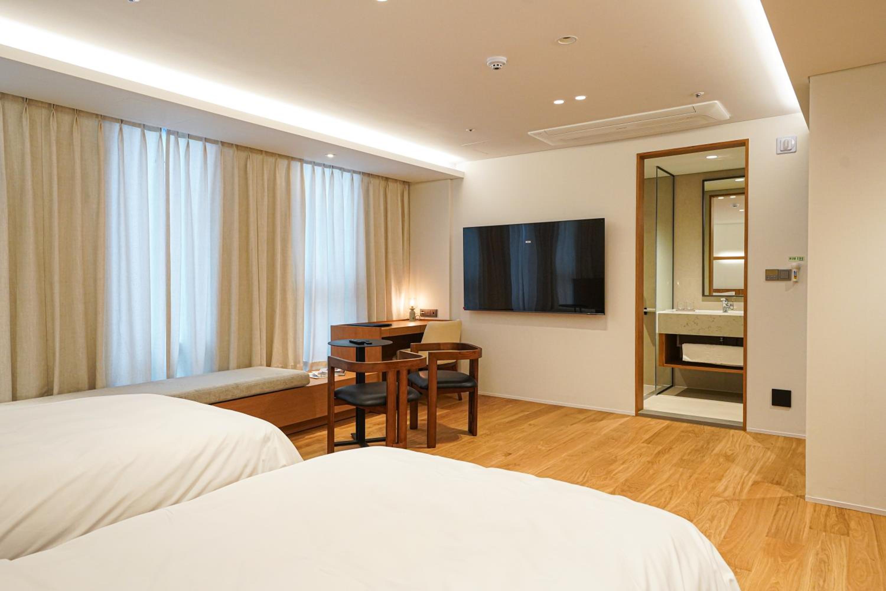 Large Twin Room - Photo 6