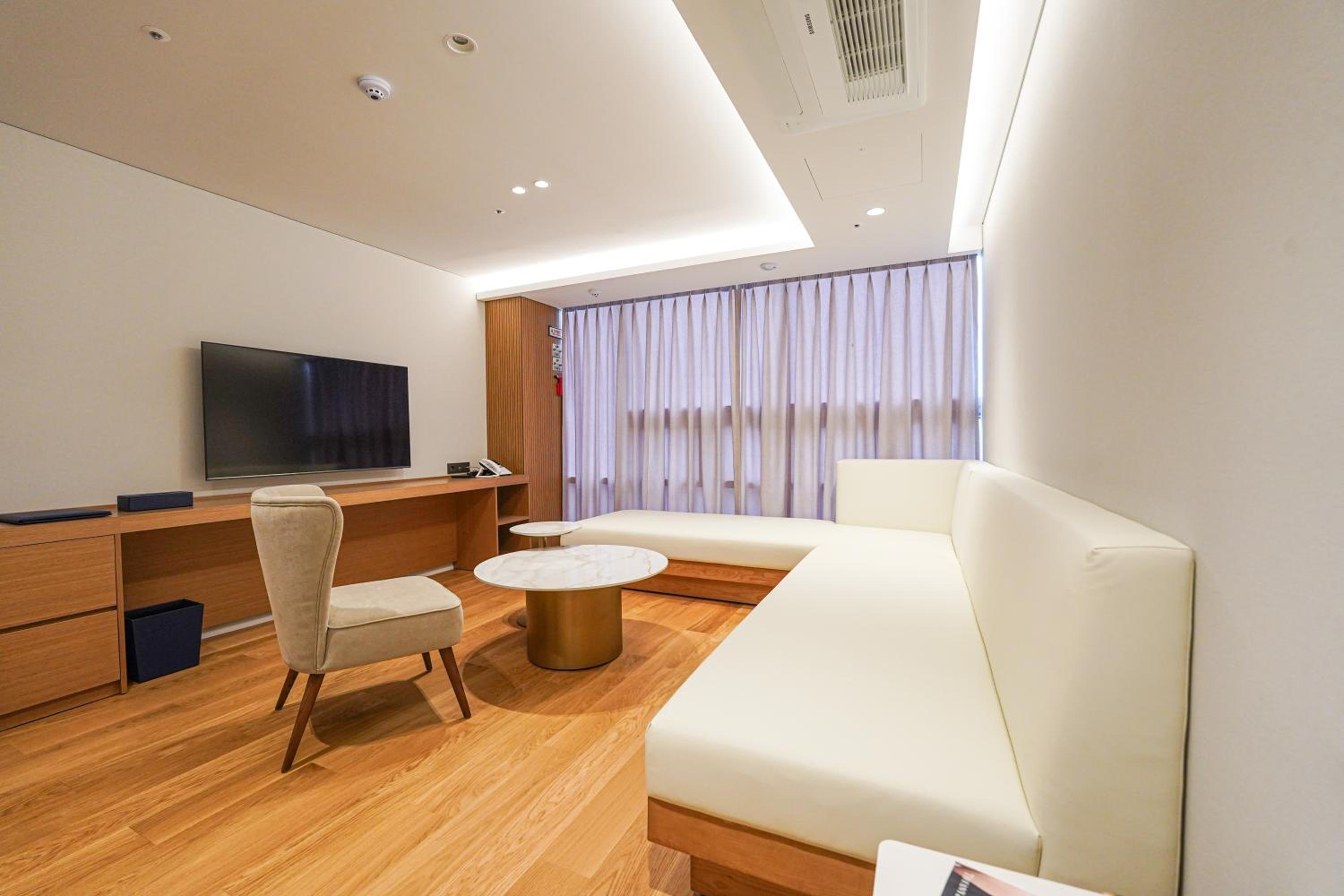 Suite - Photo 1