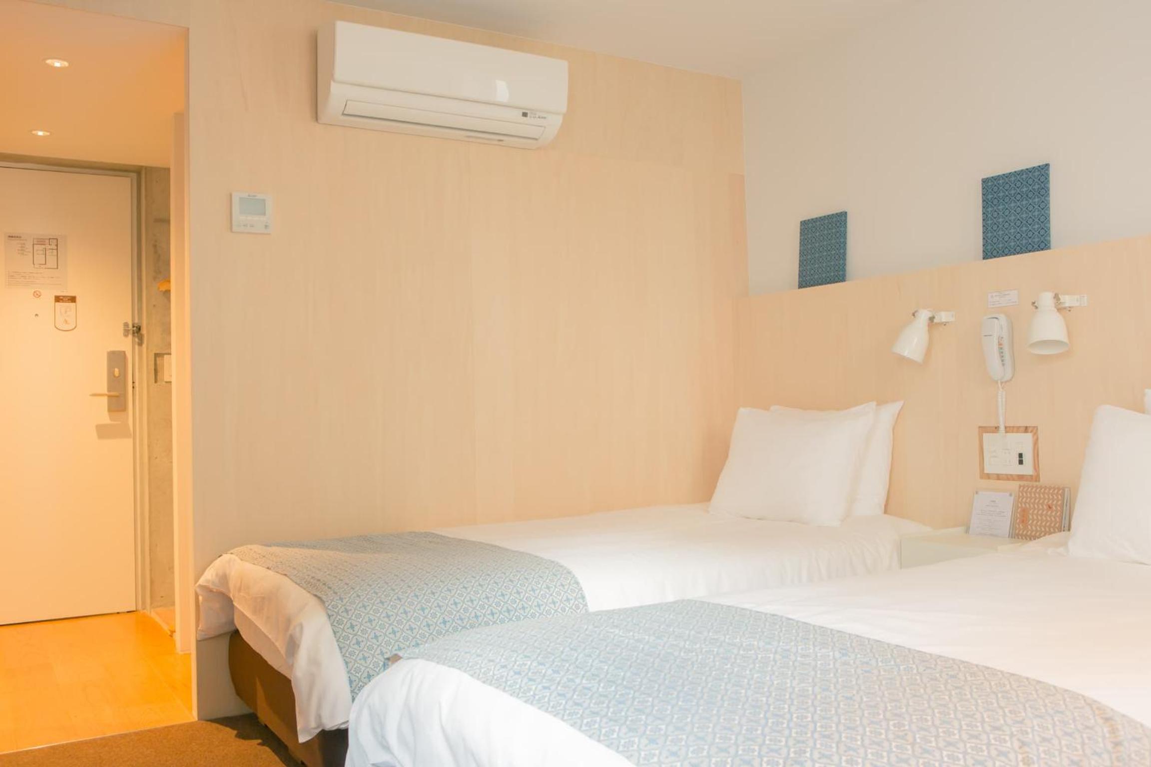 Standard Twin Room thumbnail 5