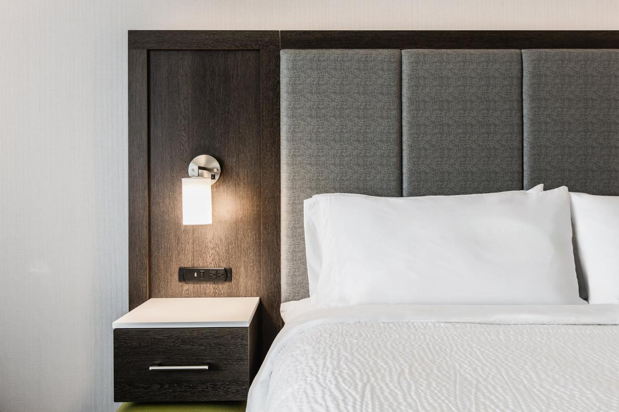 Standard Room with Two Queen Beds - Photo 8