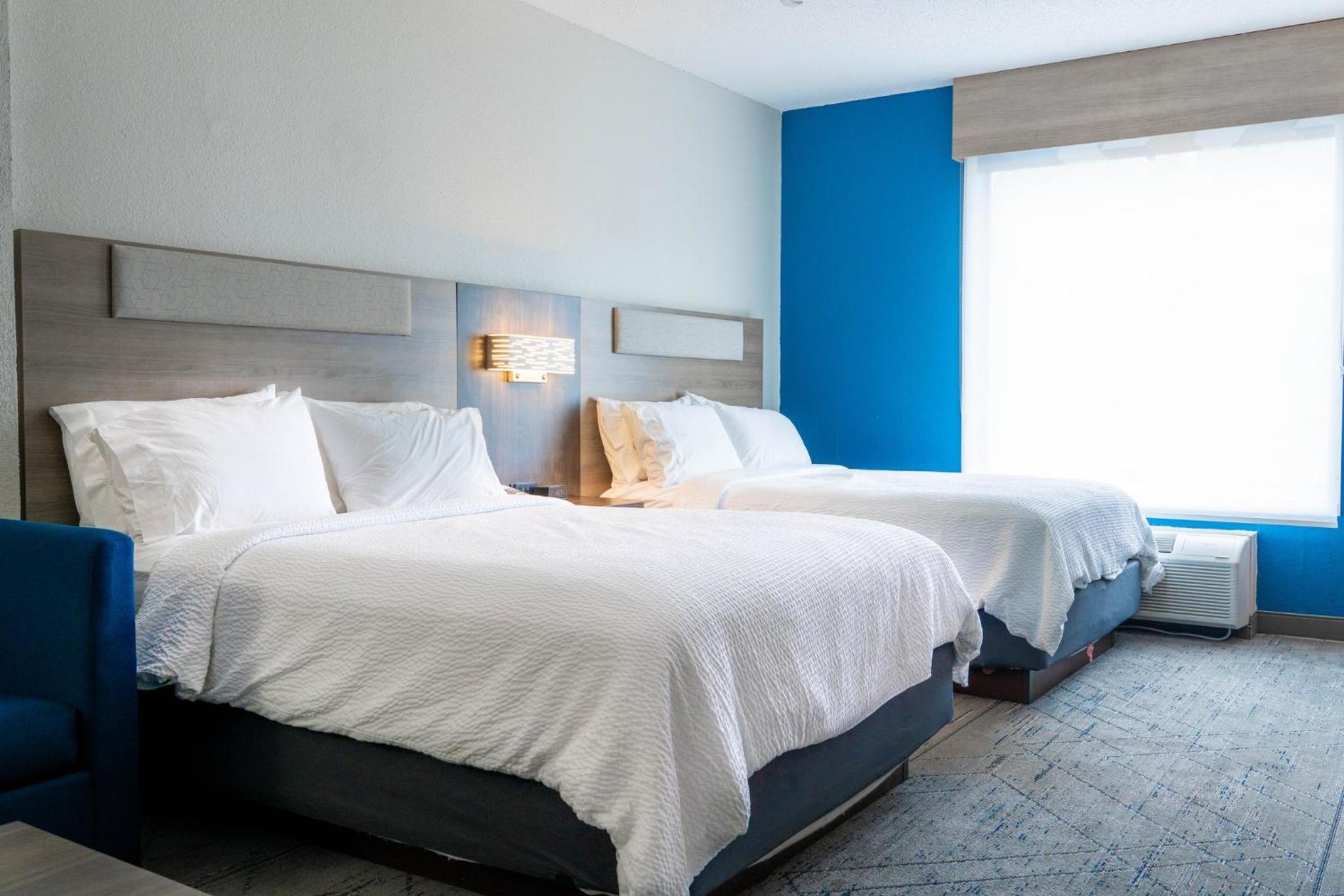 Standard Queen Room with Two Queen Beds - Photo 3