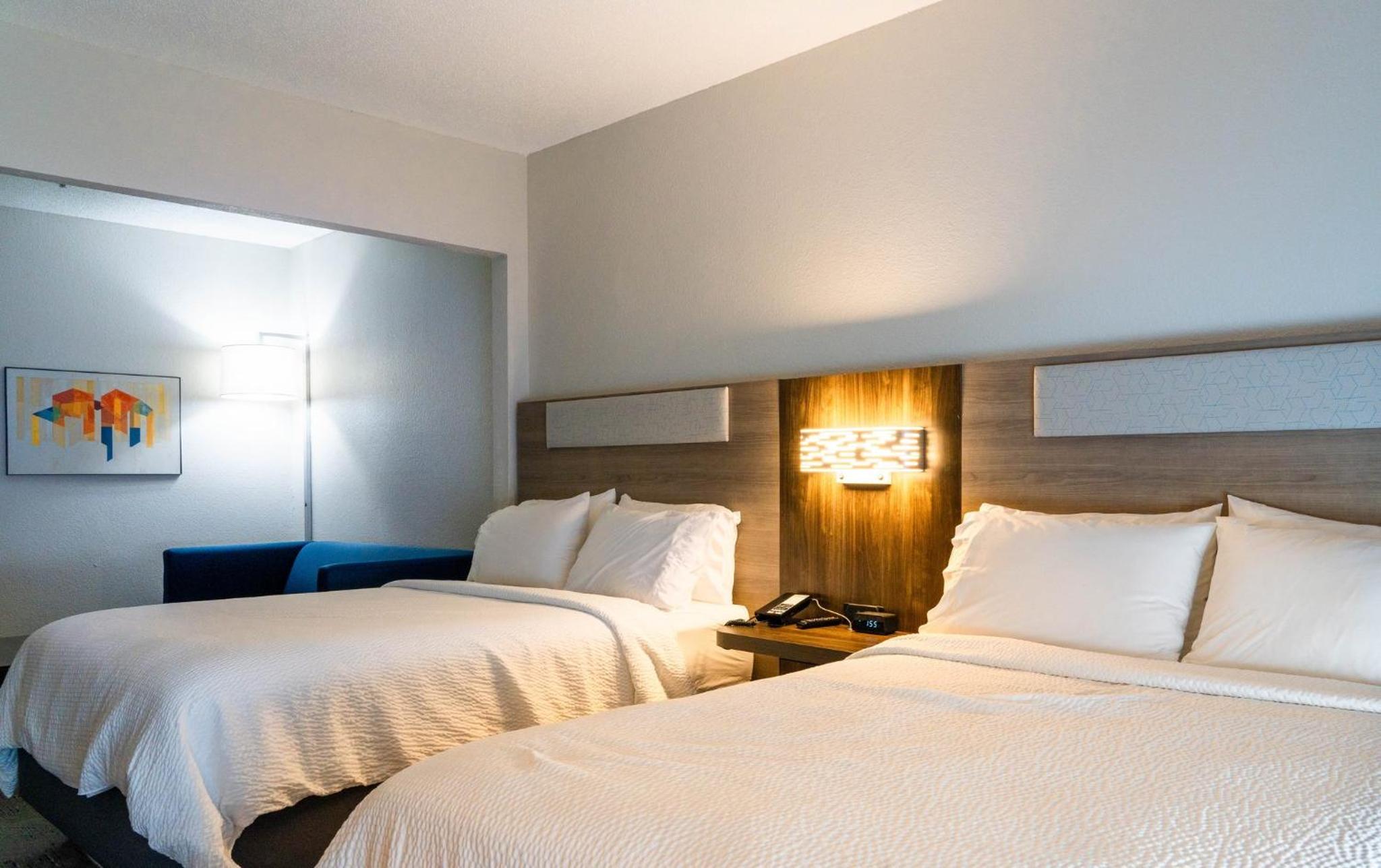 Standard Queen Room with Two Queen Beds - Photo 4