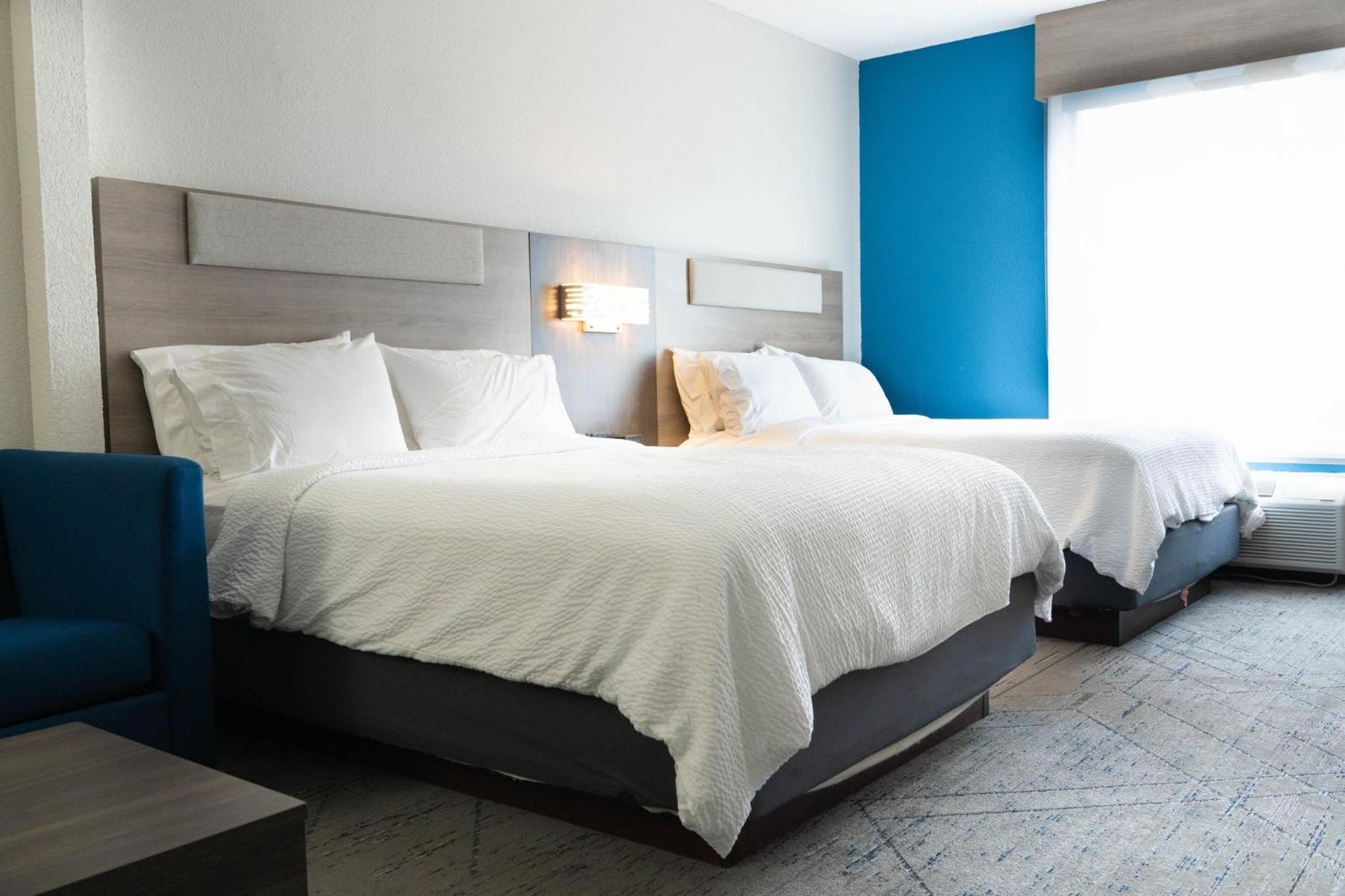 Standard Queen Room with Two Queen Beds - Photo 6