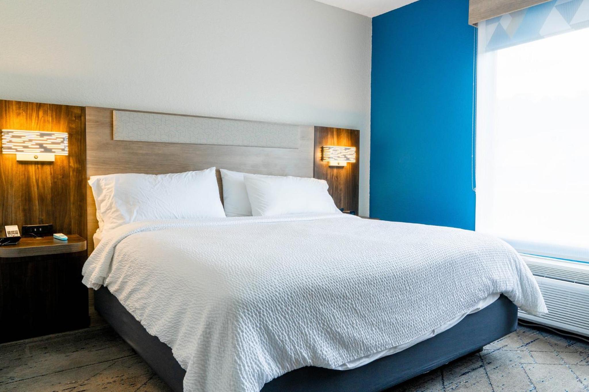 Standard King Room with Accessible Tub - Mobility Access - Photo 2