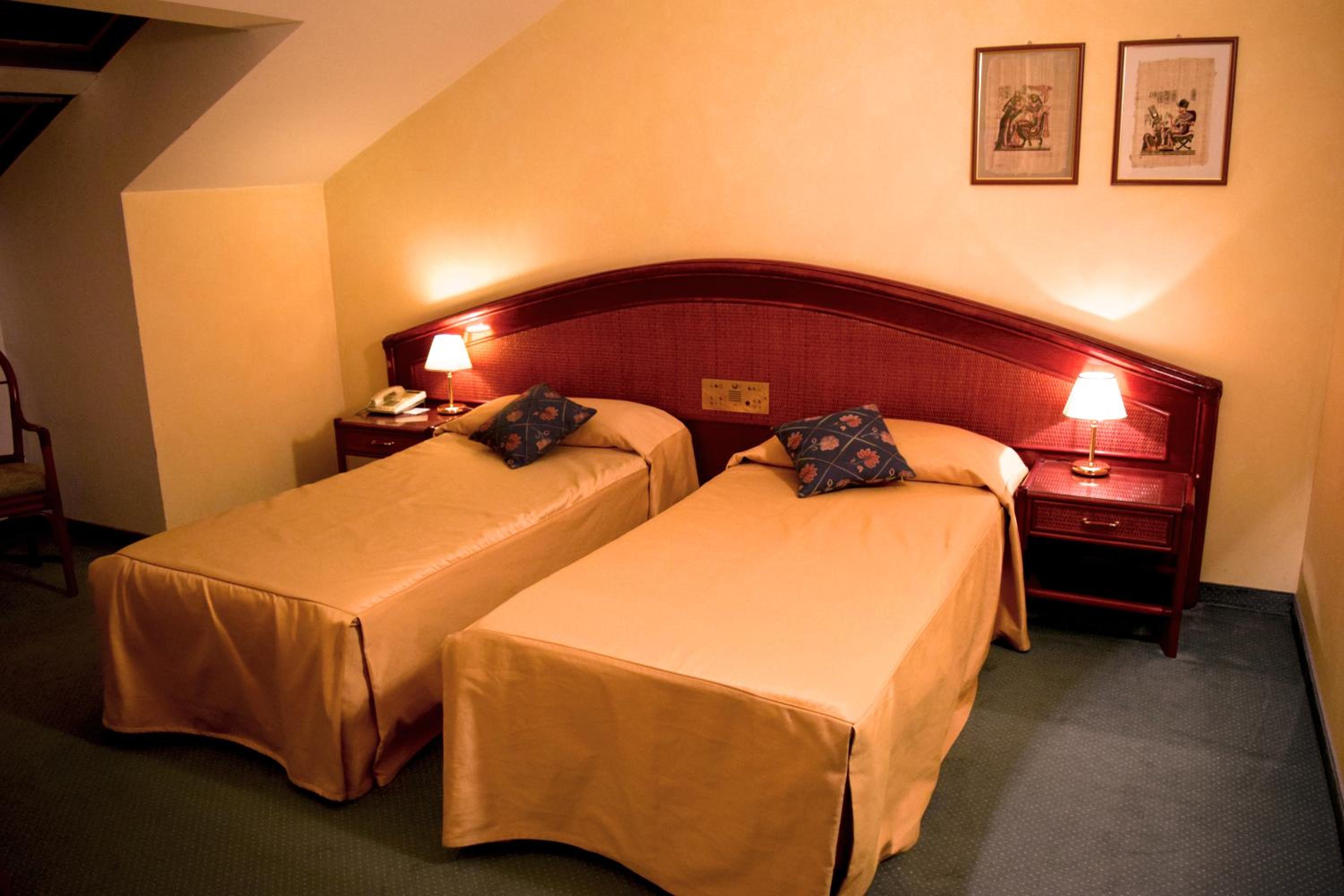 Double or Twin Room - Photo 5