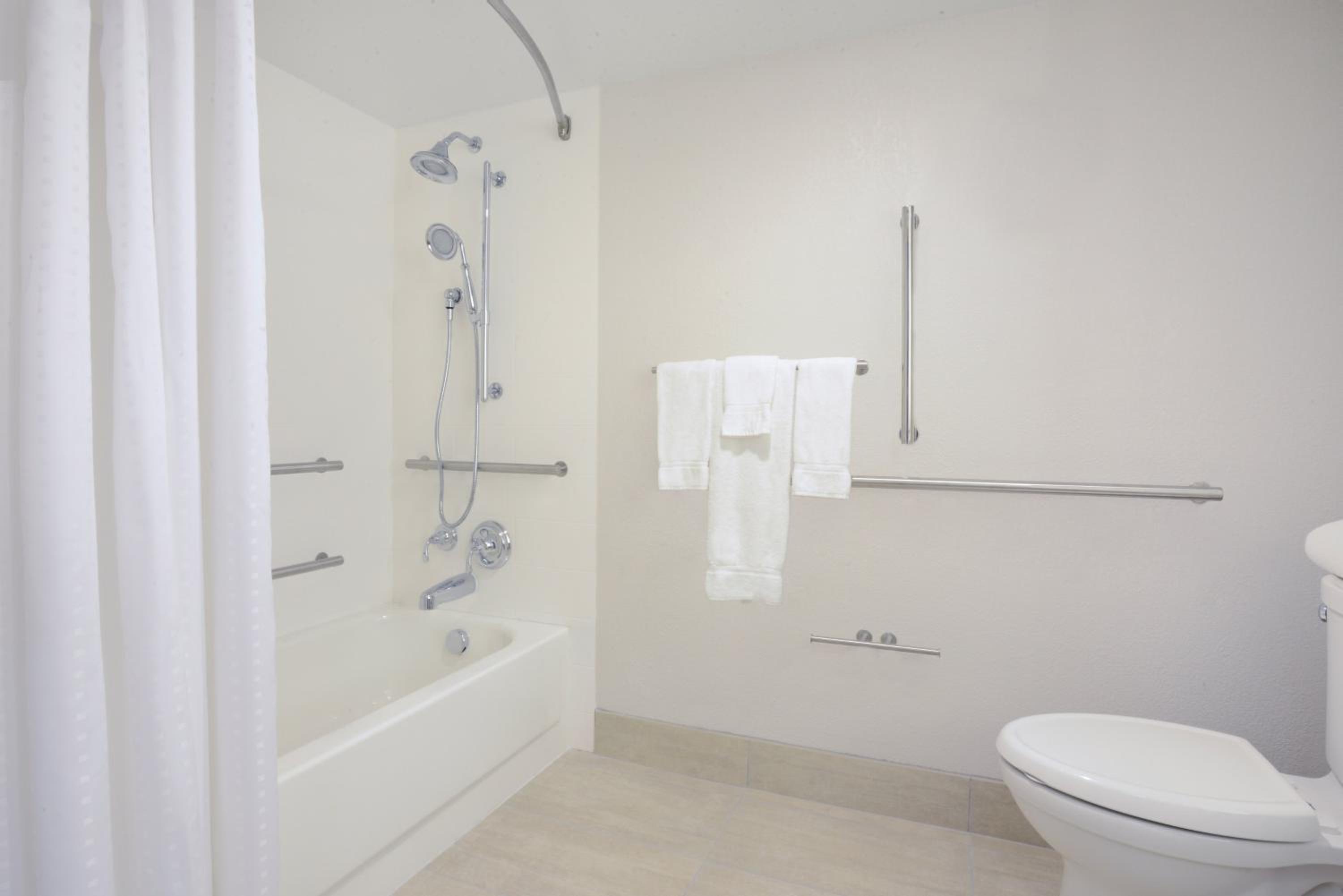 Standard King Room with Bathtub - Communication Accessible - Photo 8