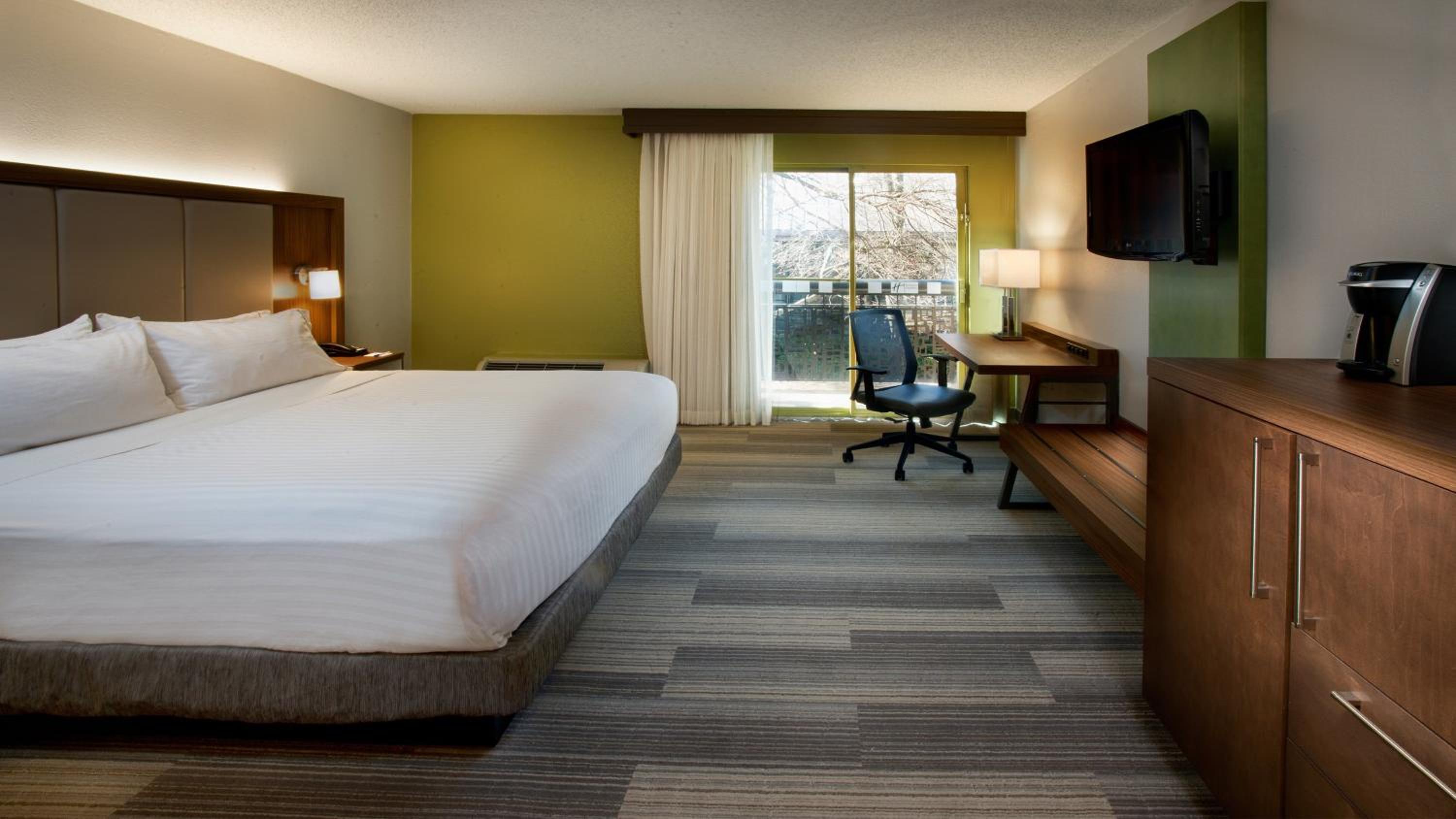 King Room with Balcony - Photo 4