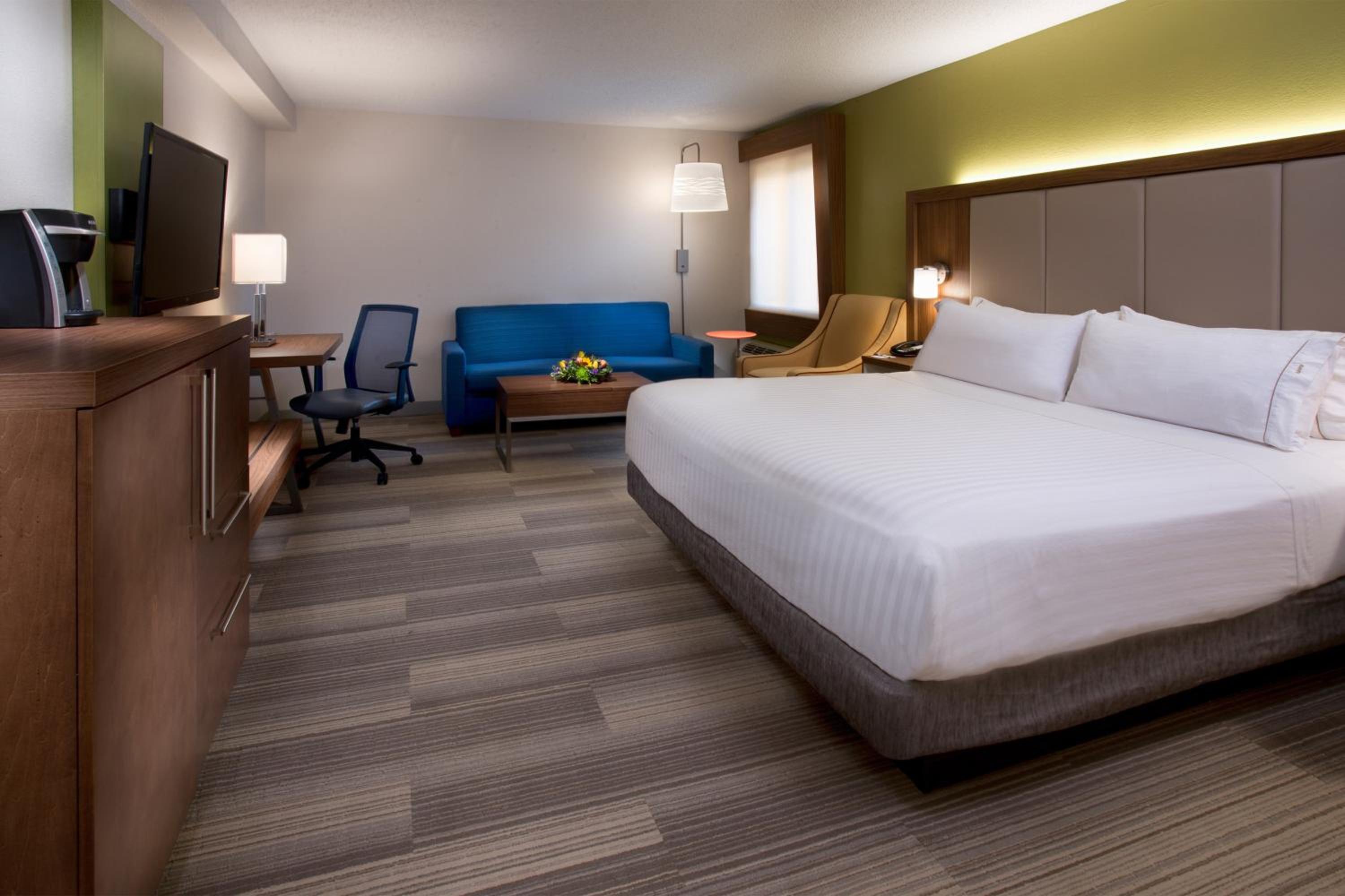 King Corner Room with Sofa Bed - Photo 4