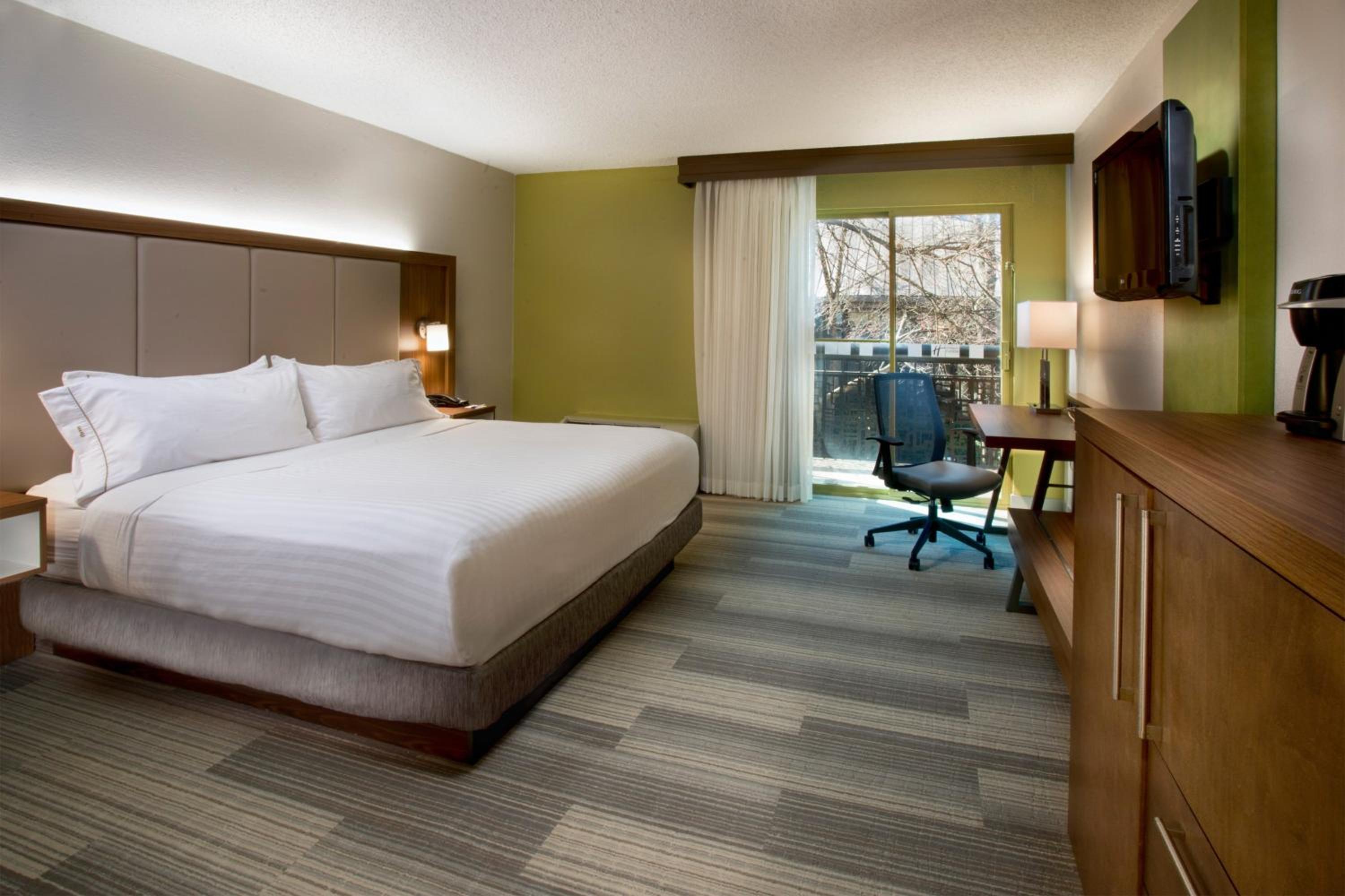 King Room with Balcony - Photo 13