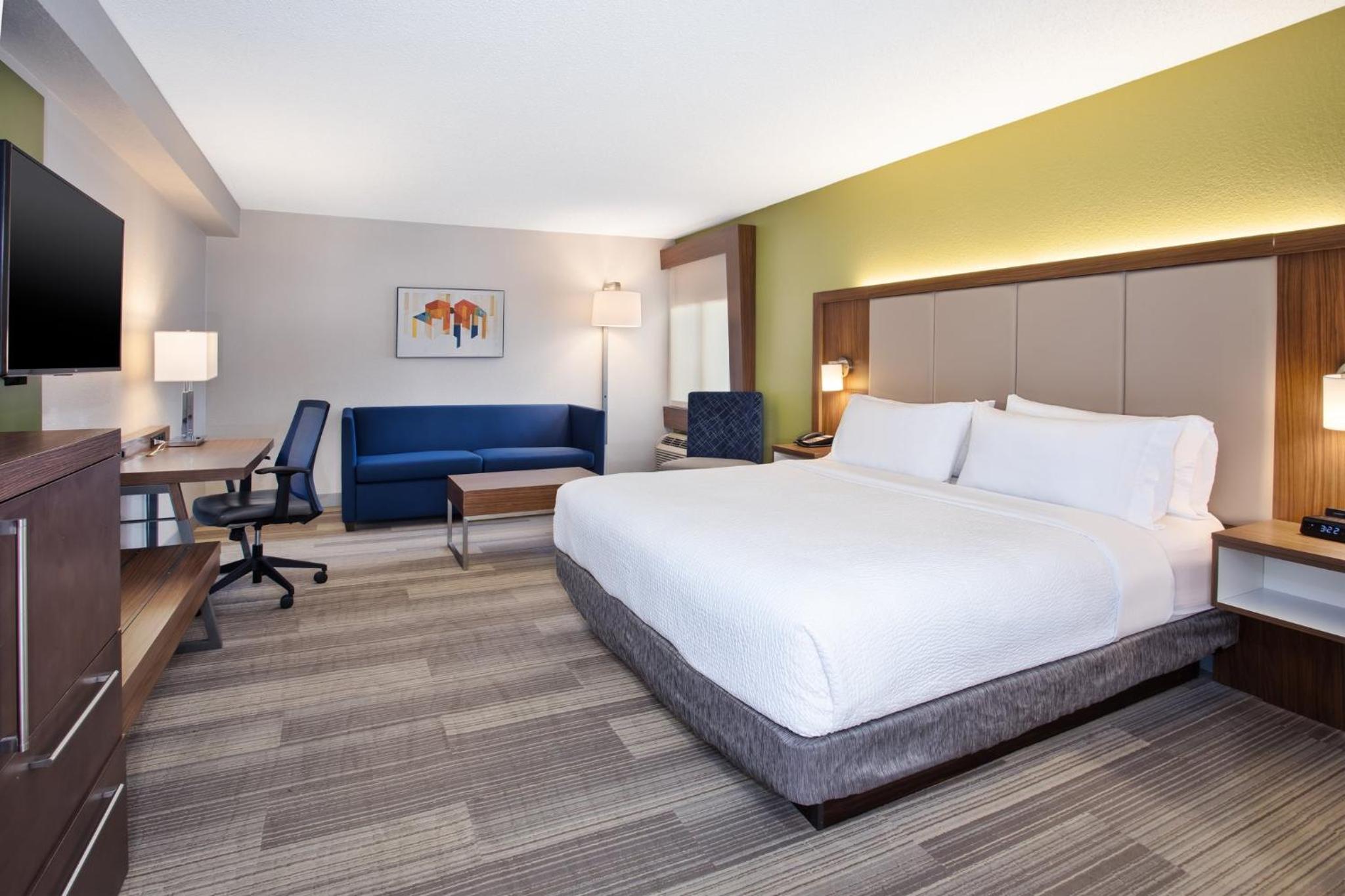 King Corner Room with Sofa Bed - Photo 2