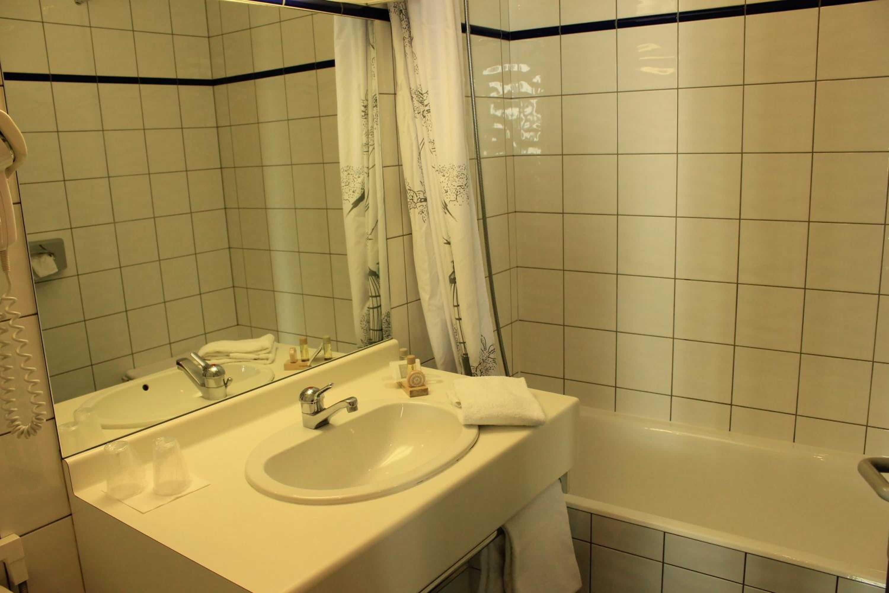 Double or Twin Room - Photo 8