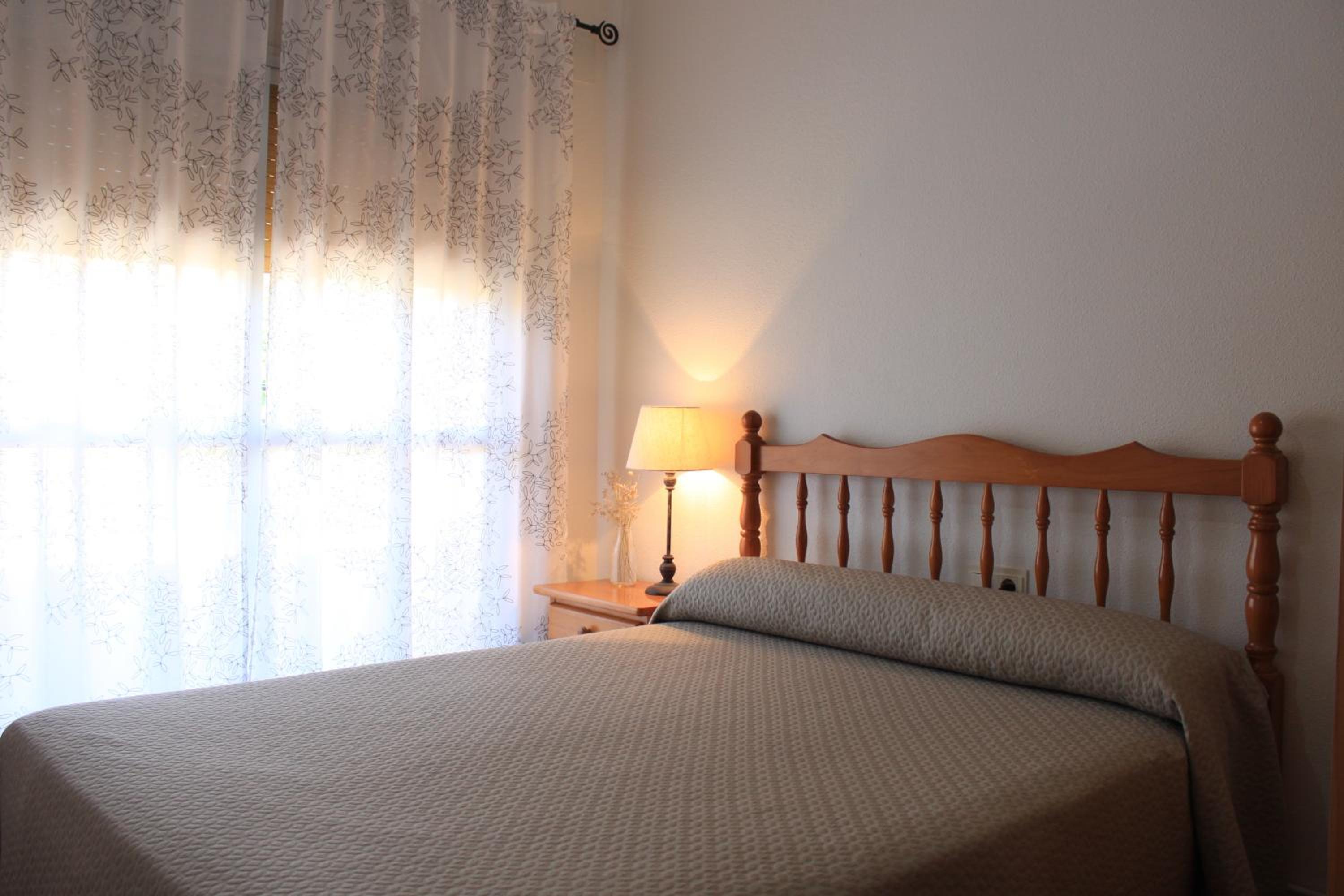 Double Room with Private Bathroom - Photo 2