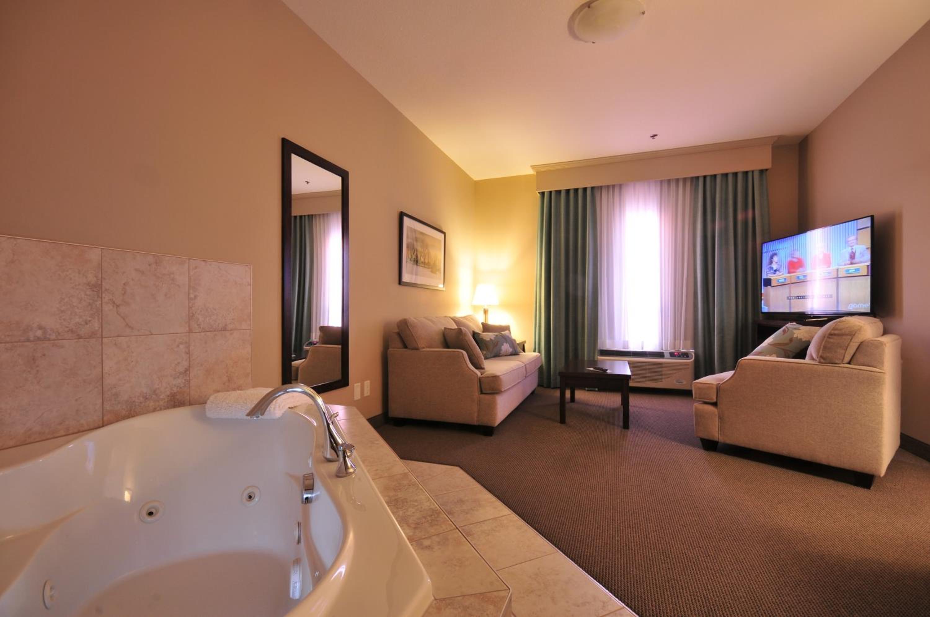 One-Bedroom King Suite with Jetted Tub