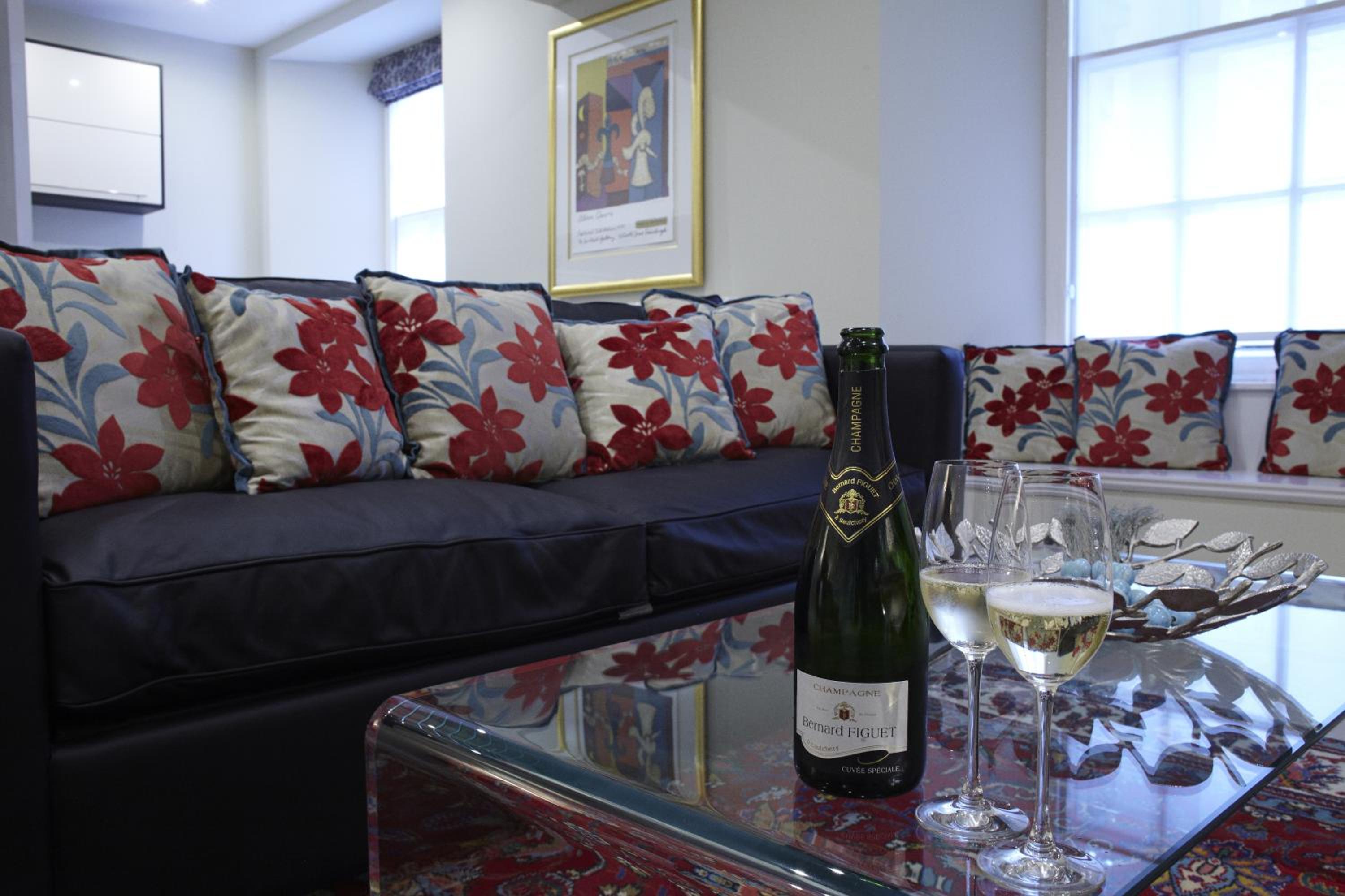 Studio Apartment with Lower ground floor access. Limited Views. - Photo 8