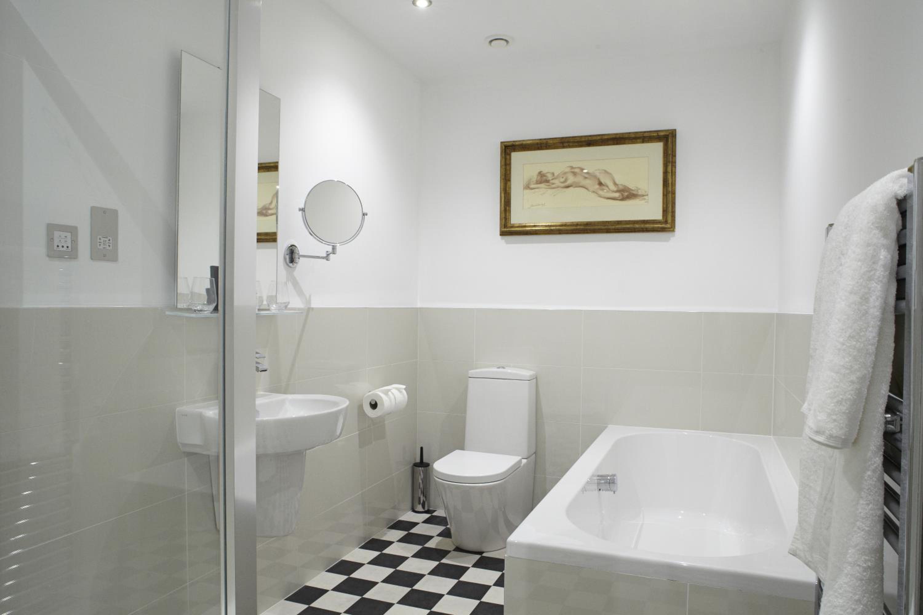 Studio Apartment with Lower ground floor access. Limited Views. - Photo 7