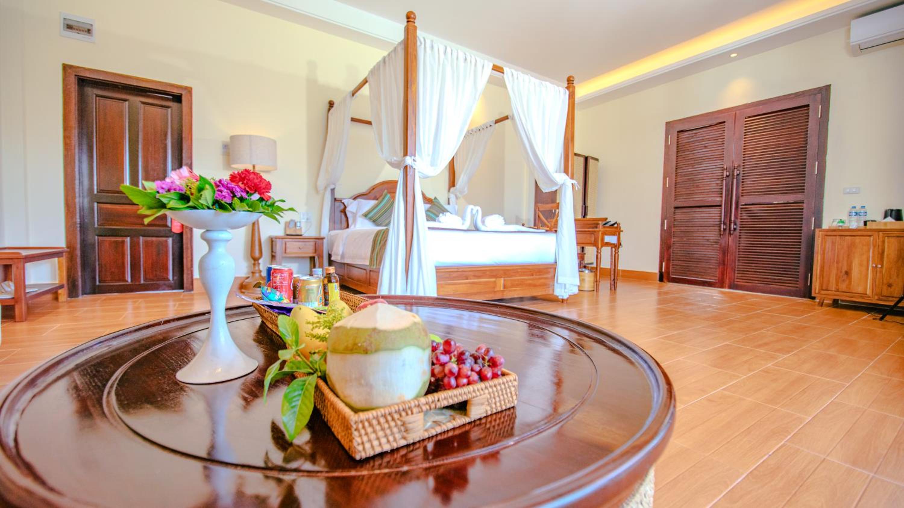 King Suite with Pool View
