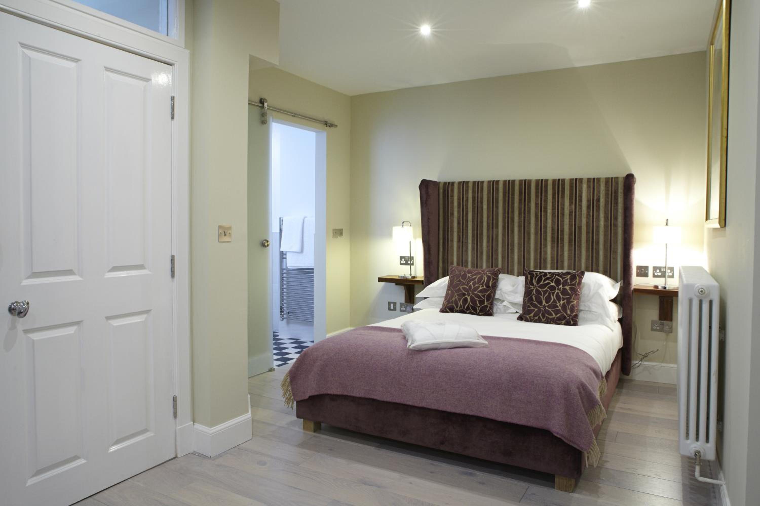 Studio Apartment with Lower ground floor access. Limited Views. - Photo 6