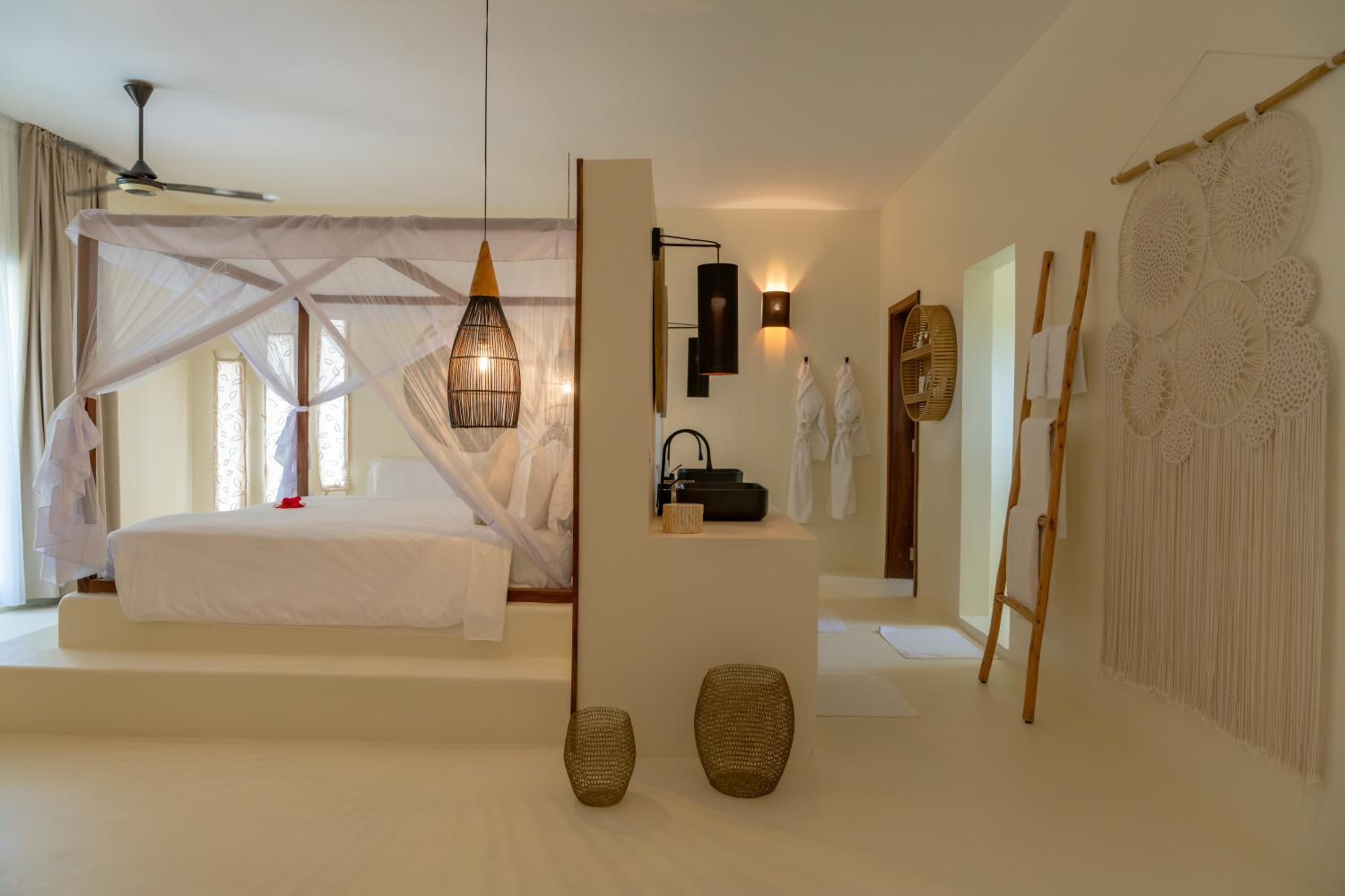 Loft Beach Front with Balcony - Photo 13