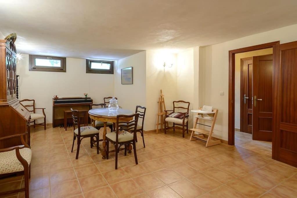 Seven-Bedroom House photo 2