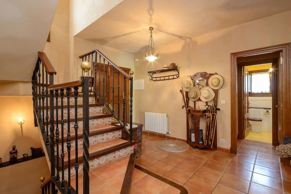 Seven-Bedroom House photo 3