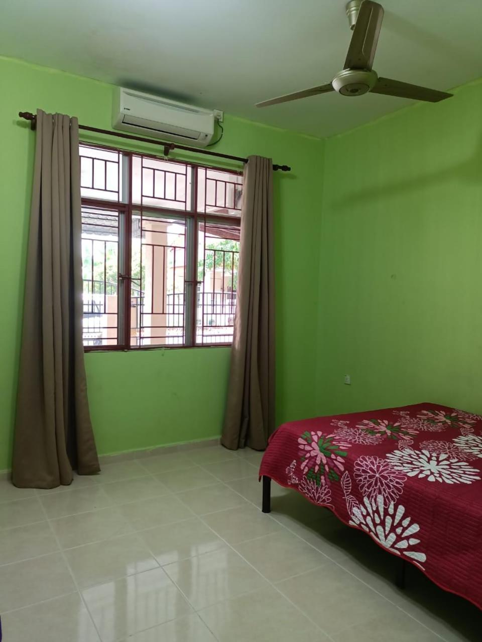 Three-Bedroom House photo 2