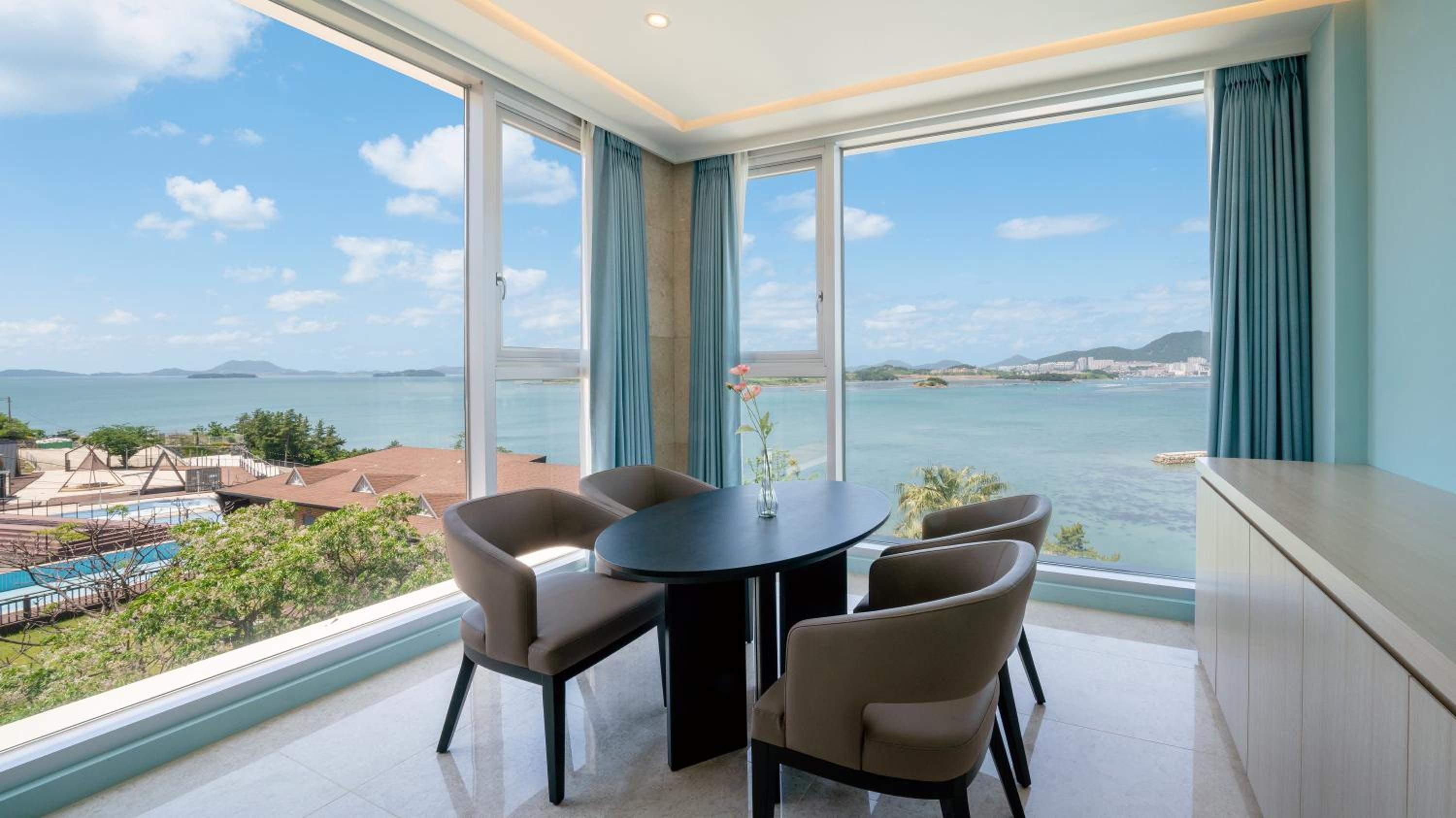 Premier Suite - Photo 2