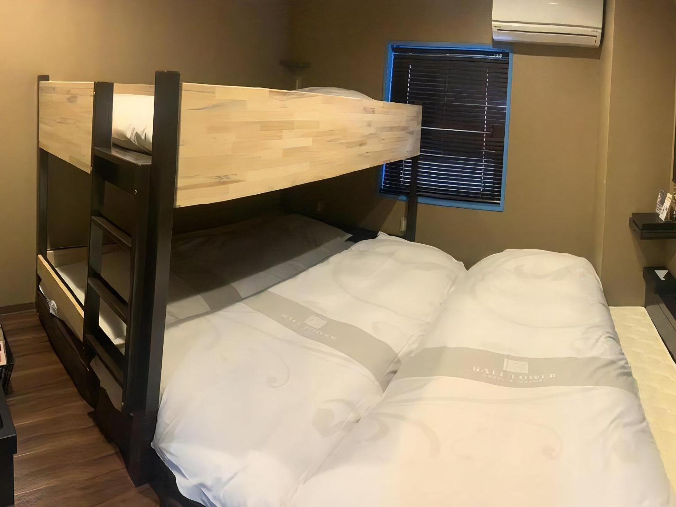 Standard with 4 Beds - Non-Smoking with Free All-you-can-drink Alcohol and Light Meal photo 1