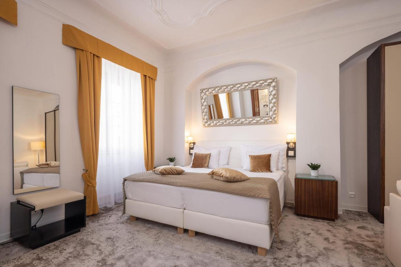 Executive Suite - Photo 6