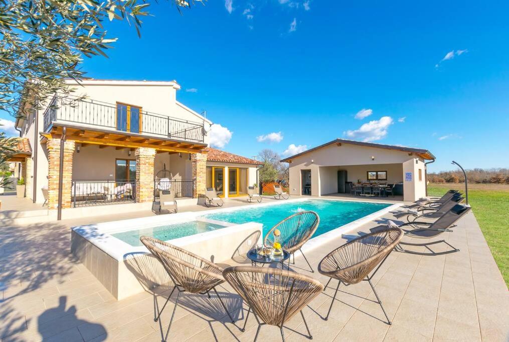 Three-Bedroom Villa photo 2