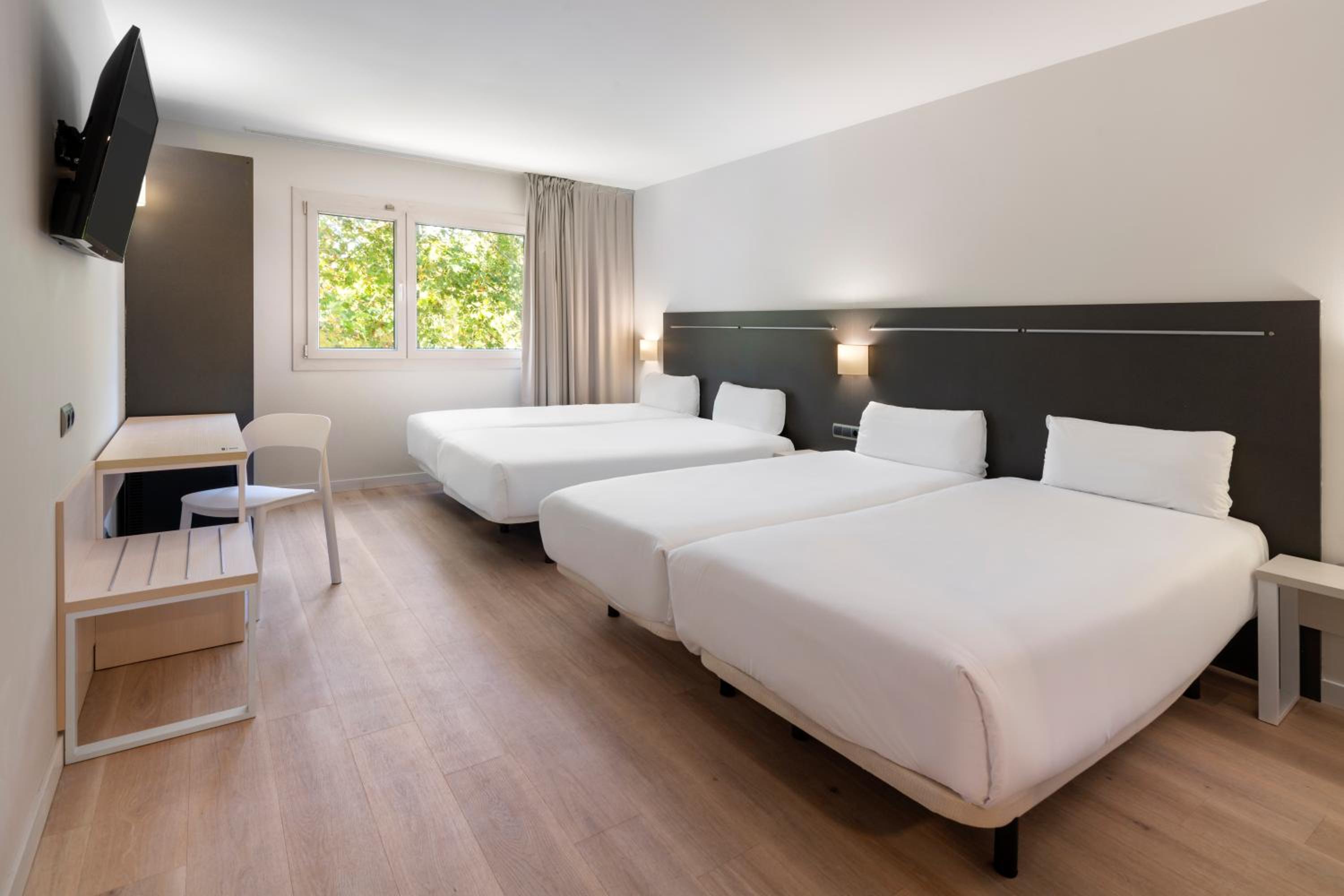 Quadruple Room thumbnail 5
