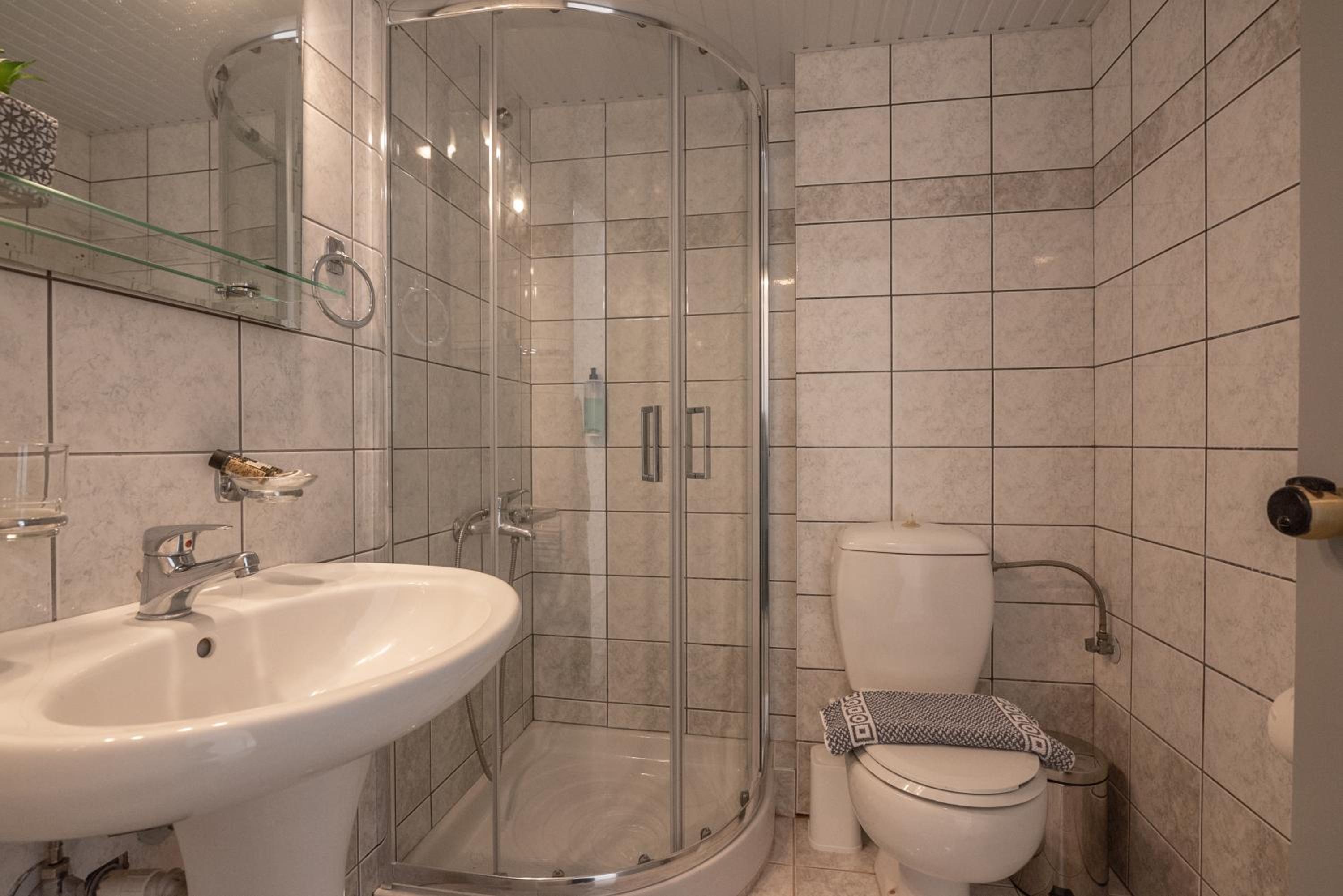 Double or Twin Room with Side Sea View - Photo 9