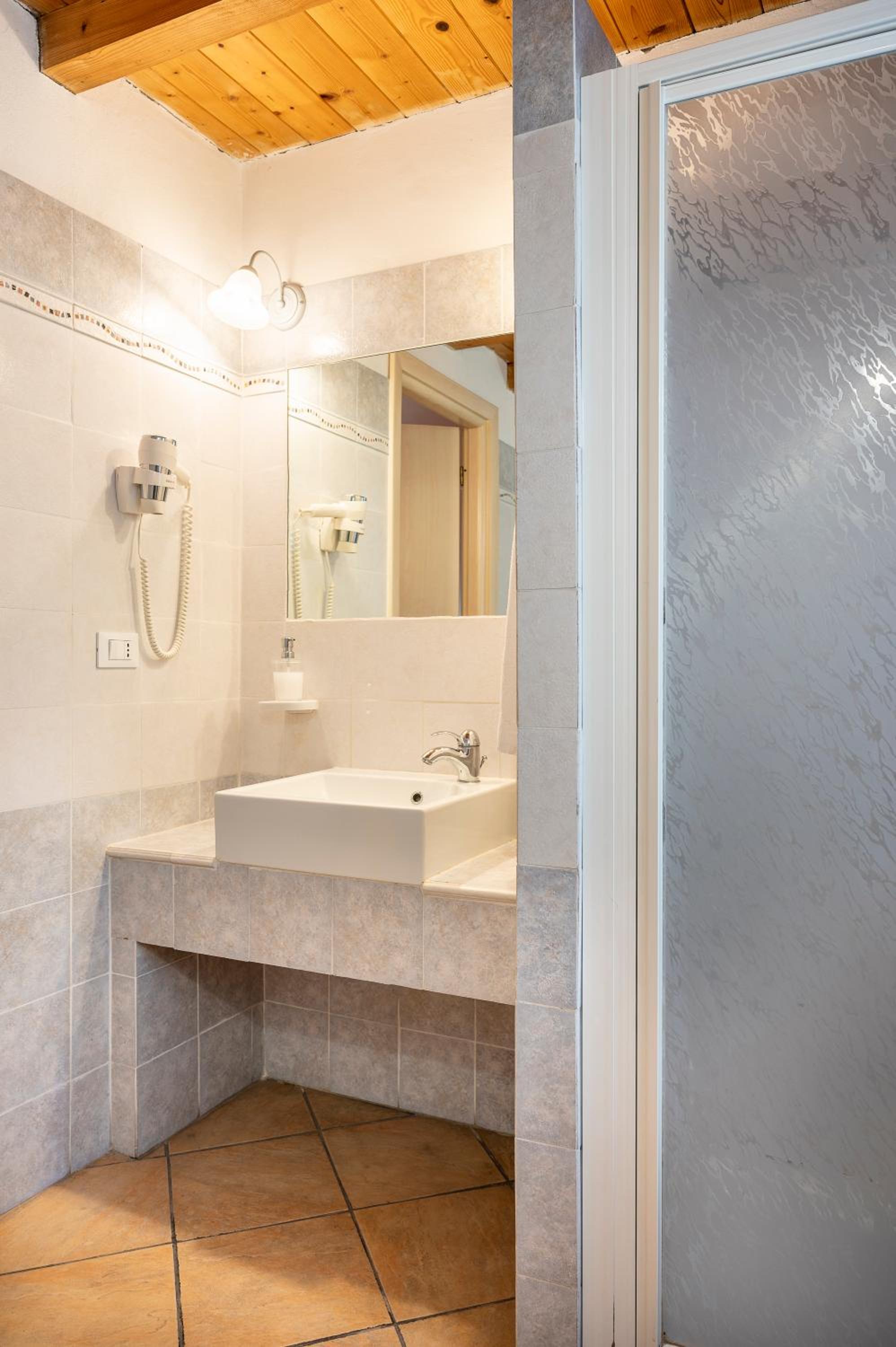 Quadruple Room - Photo 8