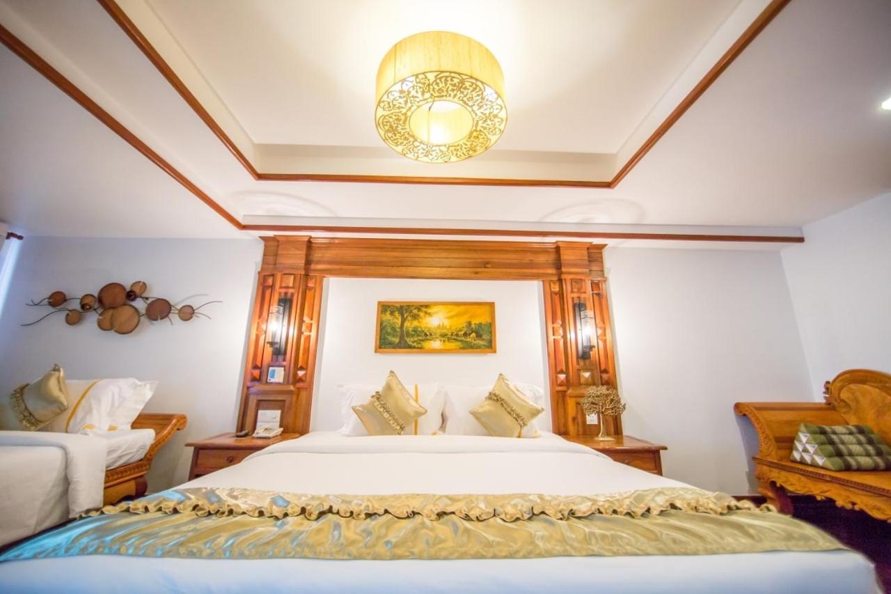 Family Suite with Balcony City View photo 3