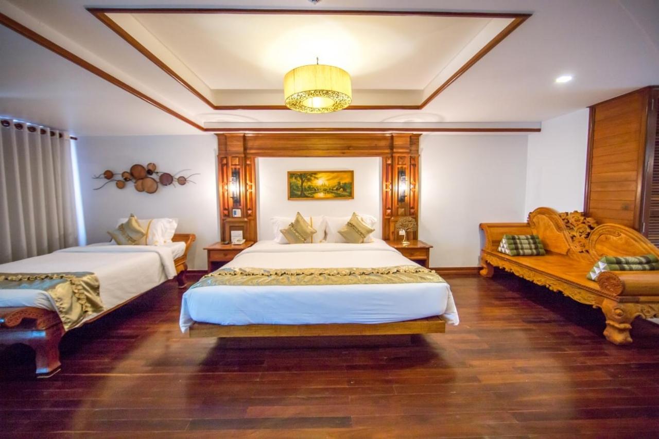 Family Suite with Balcony City View photo 2