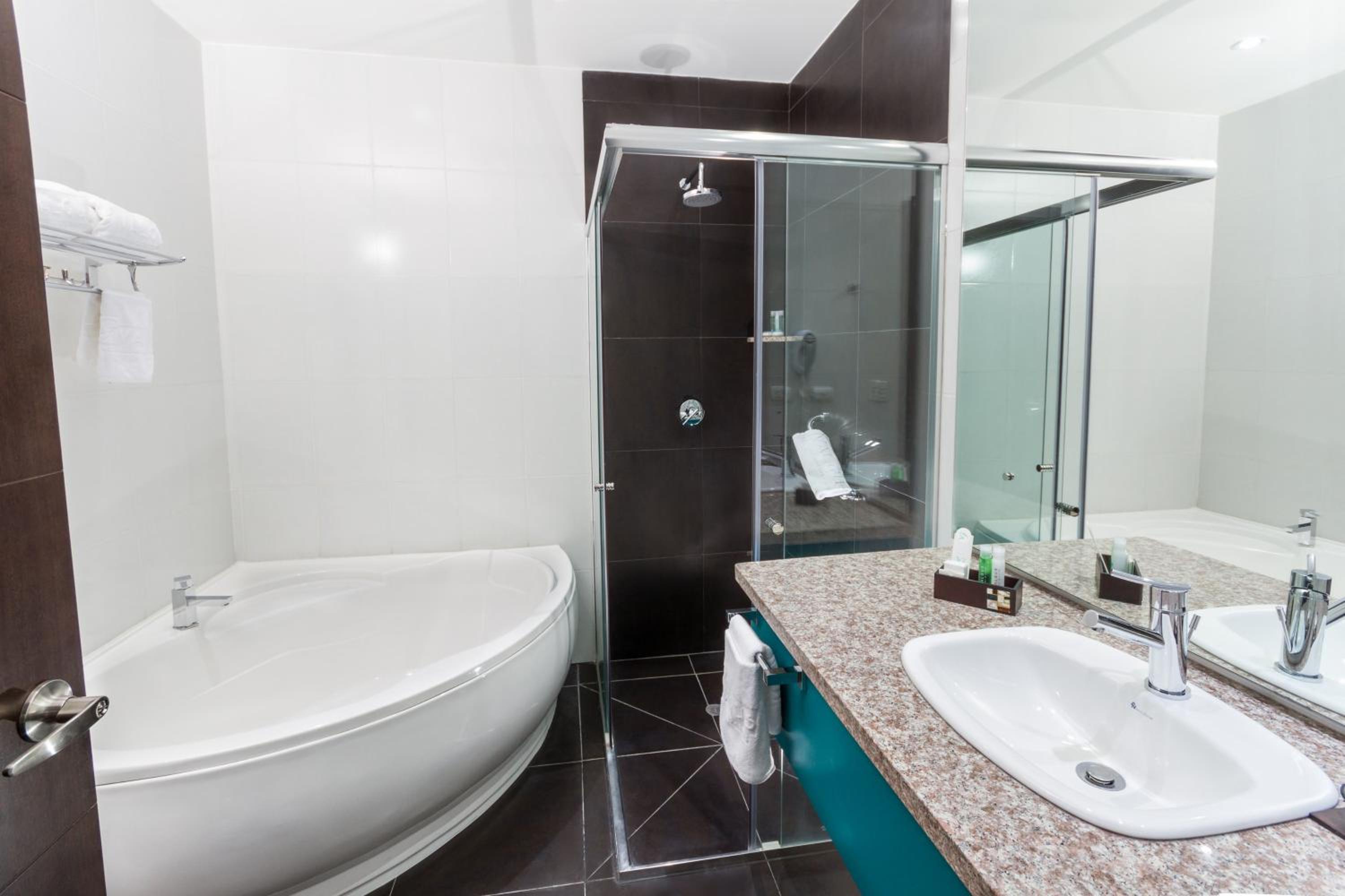Deluxe Suite with Spa Bath photo 2