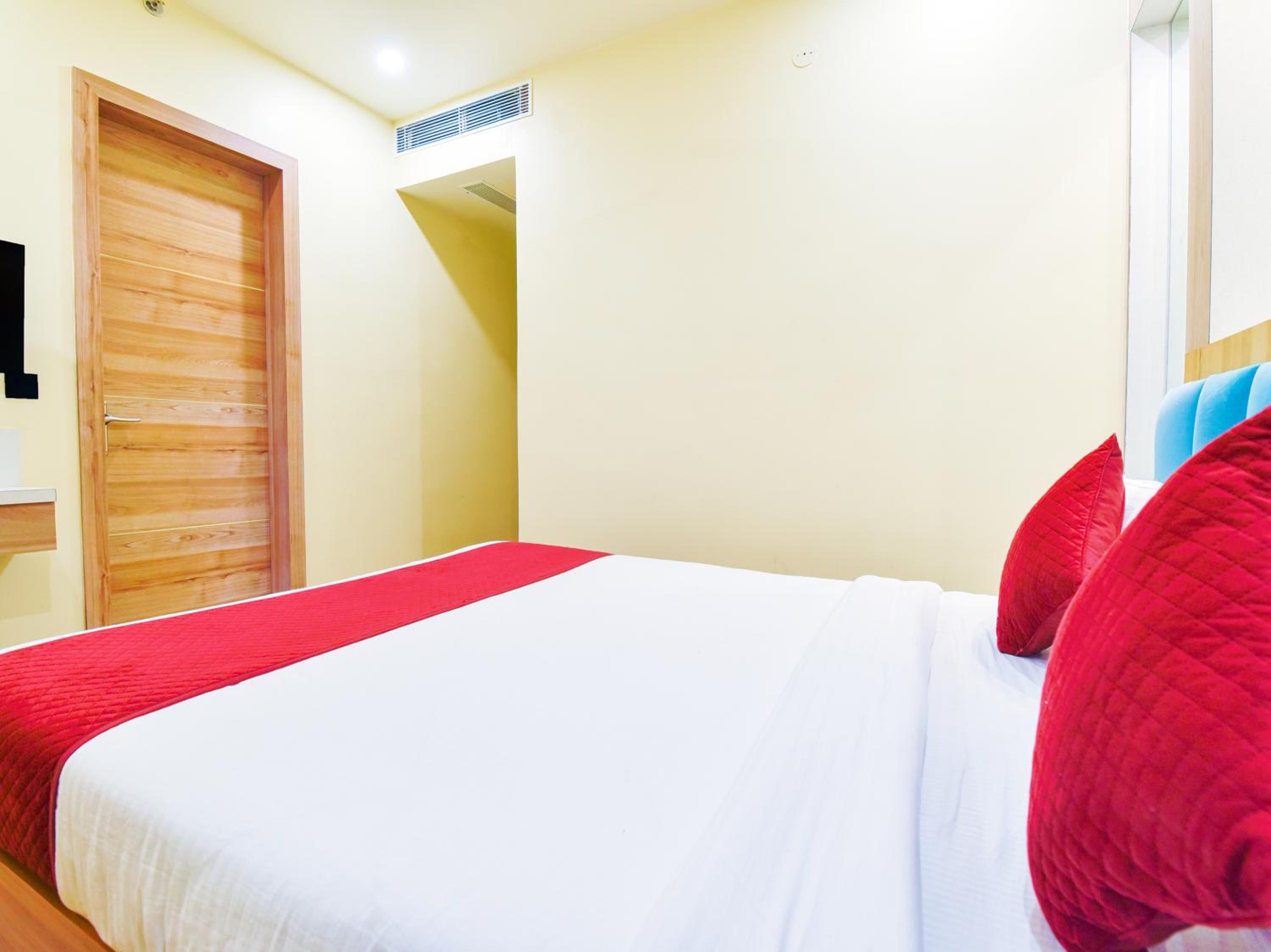 Deluxe Room - Photo 16