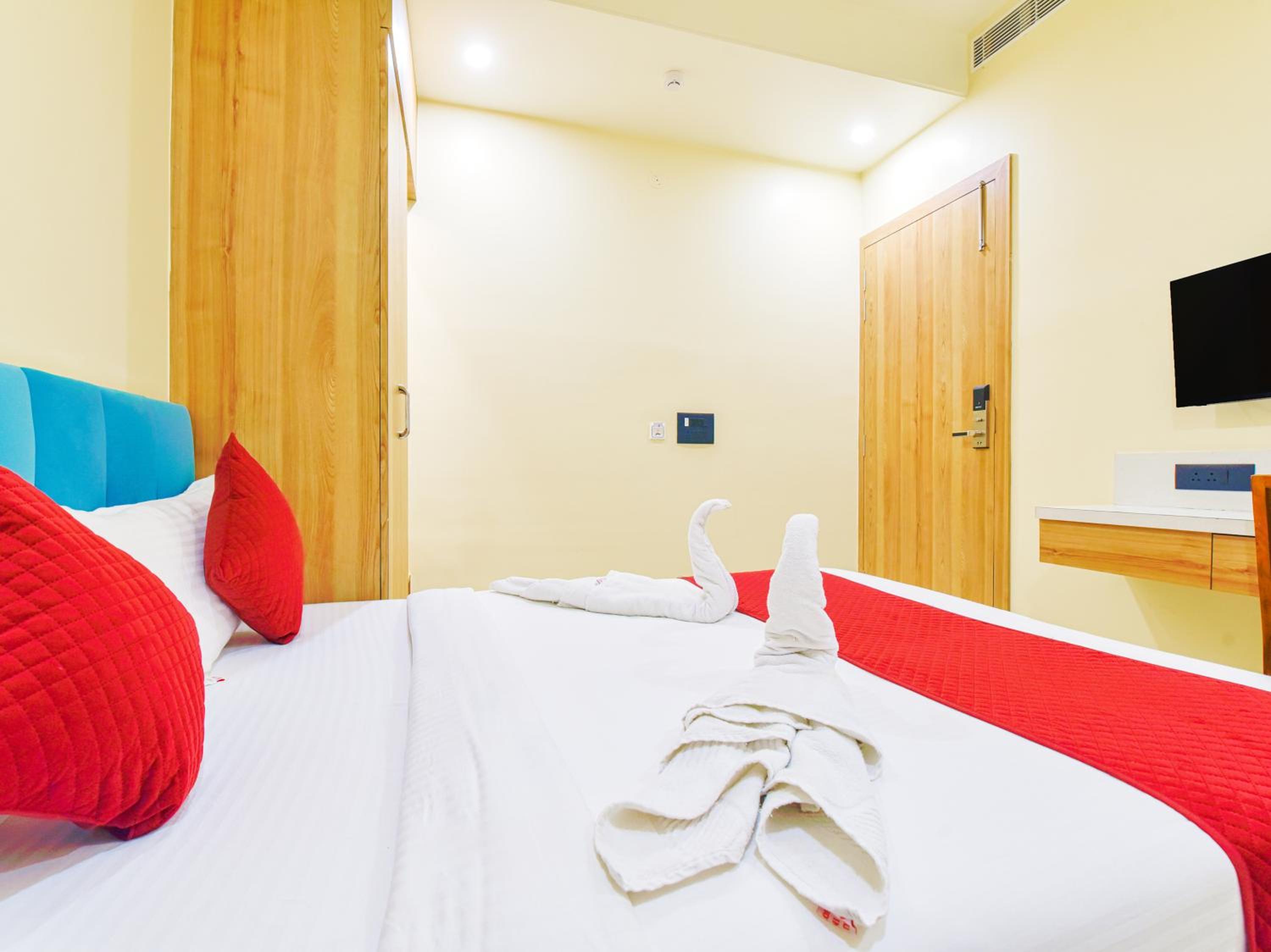 Deluxe Room - Photo 12