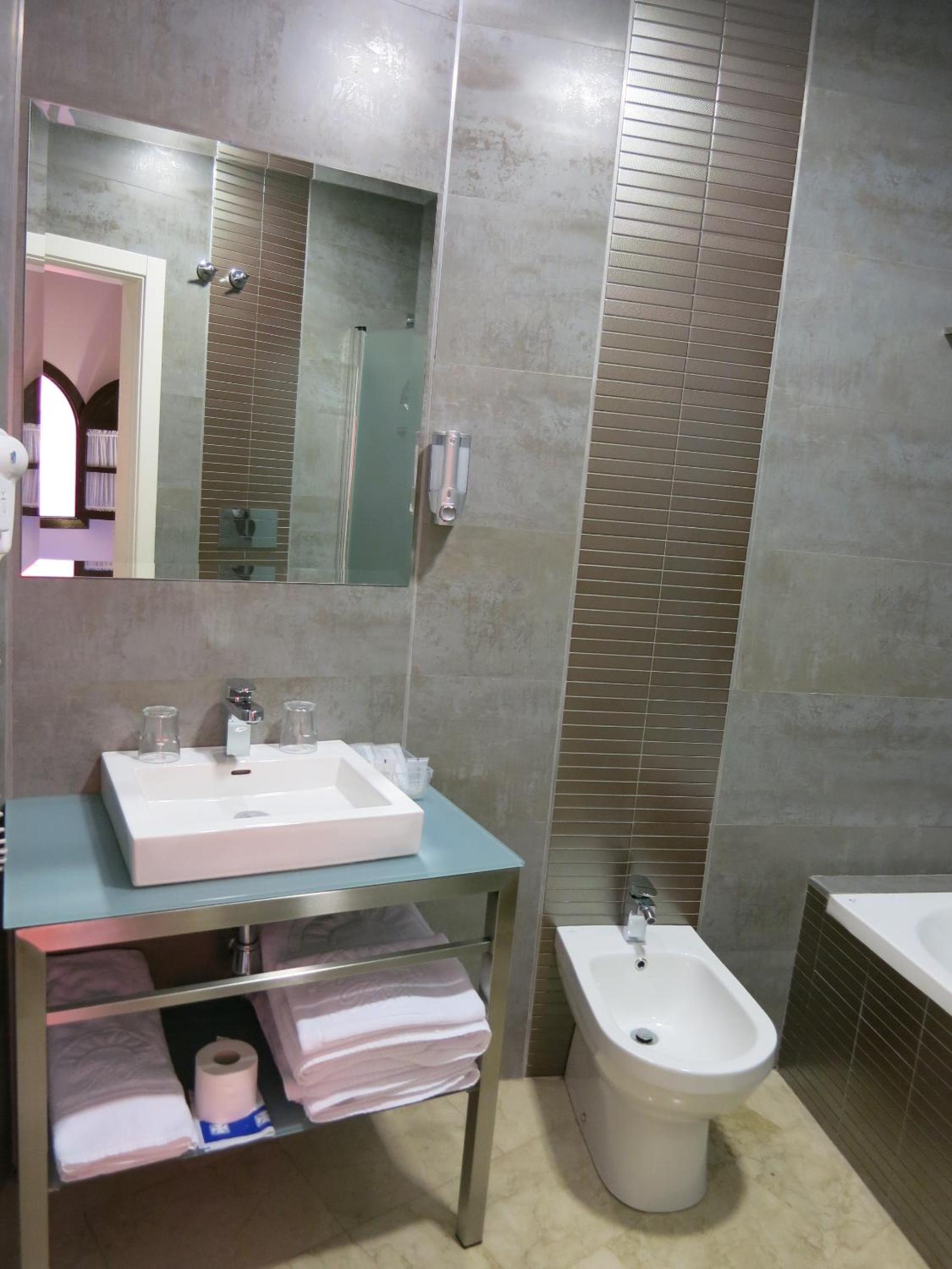 Double or Twin Room - Photo 2