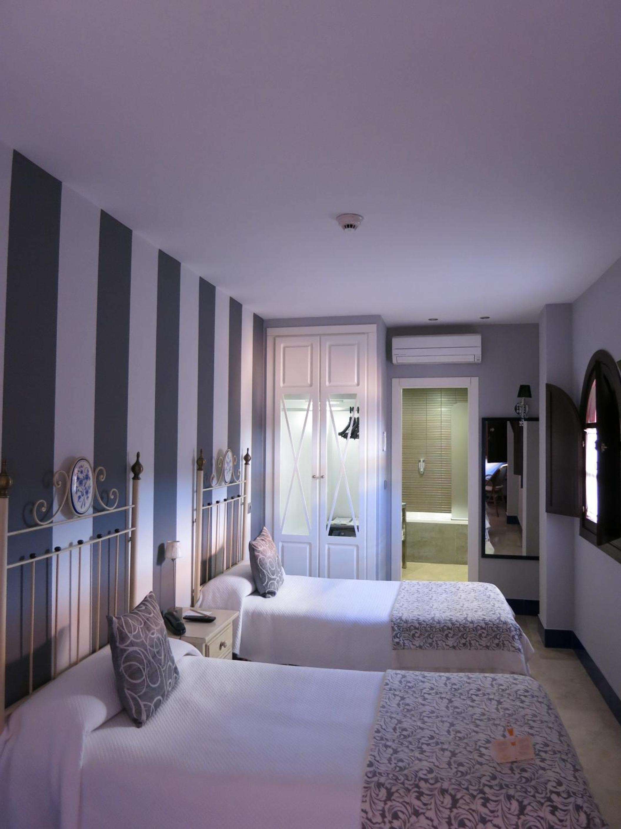 Double or Twin Room - Photo 6
