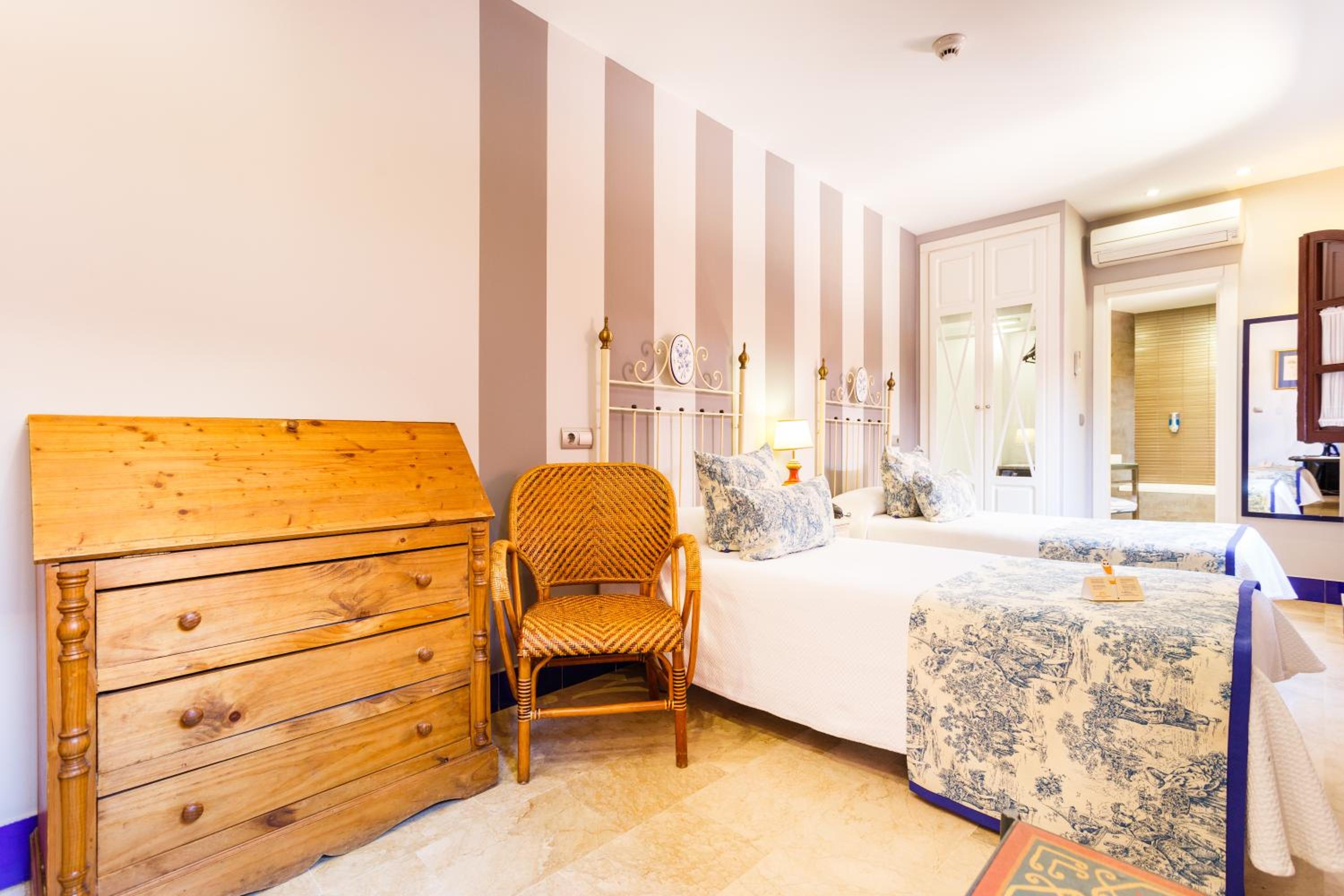 Double or Twin Room - Photo 5