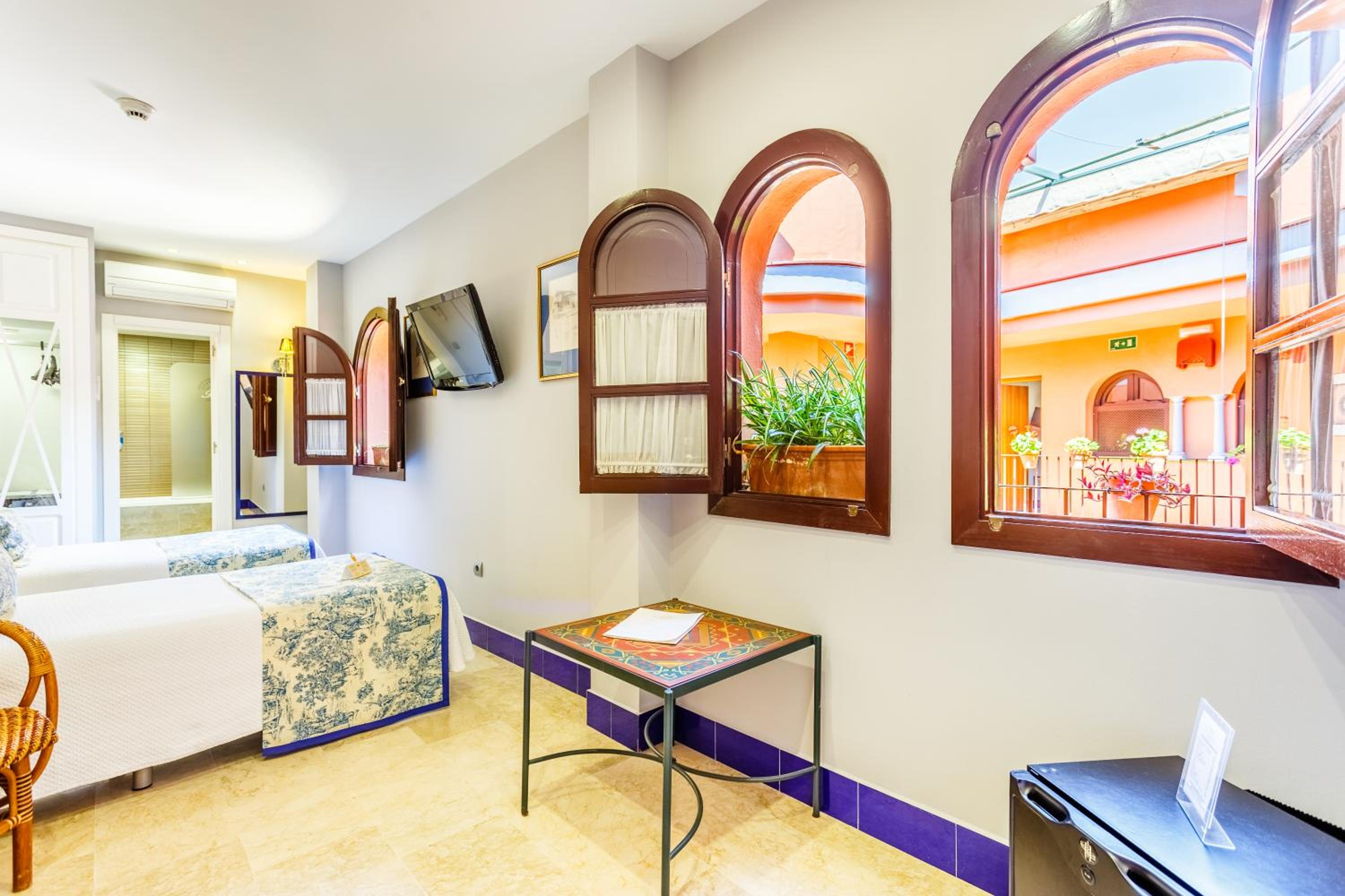 Double or Twin Room - Photo 4