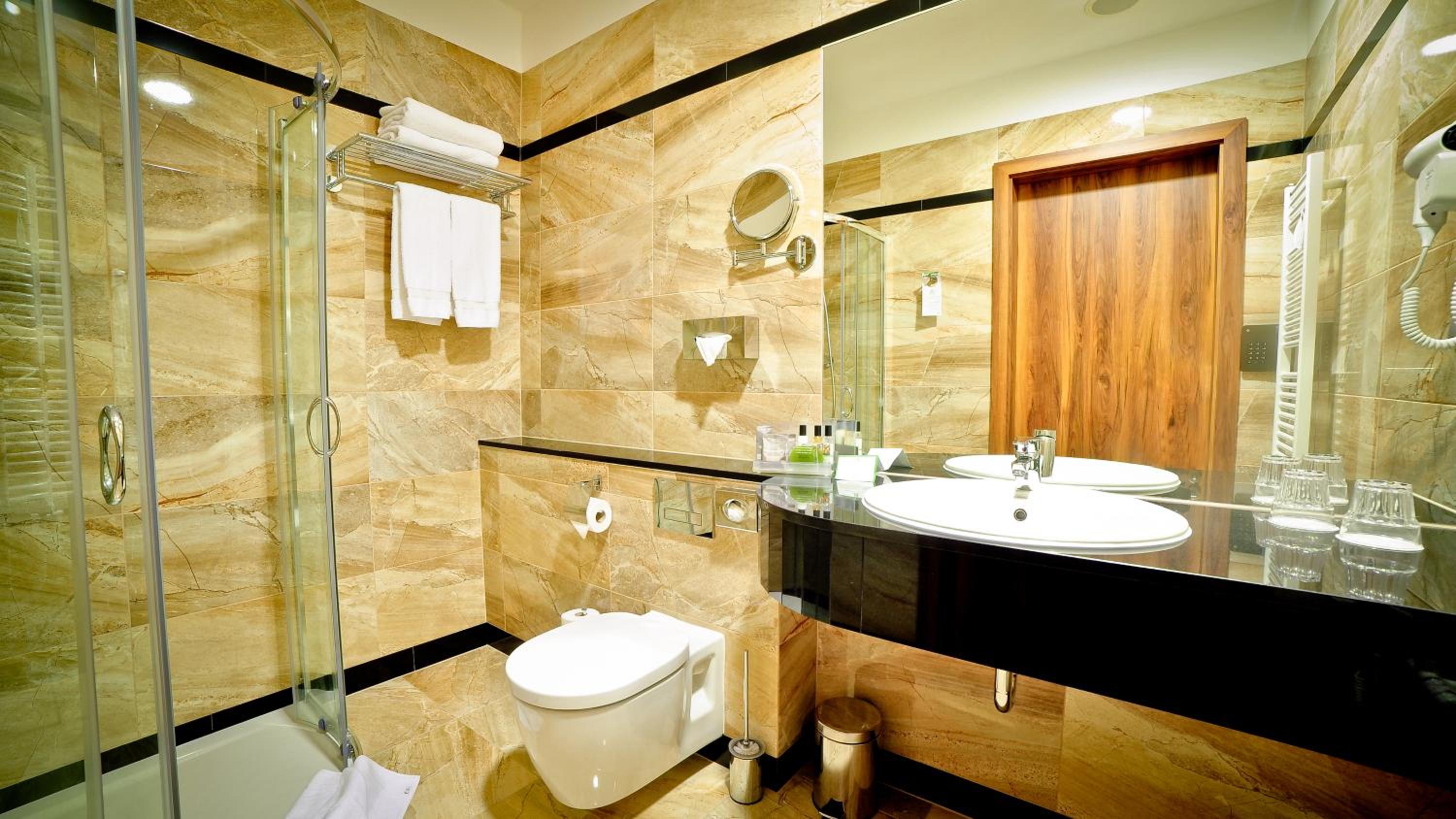One-Bedroom Suite with Sofa Bed photo 3