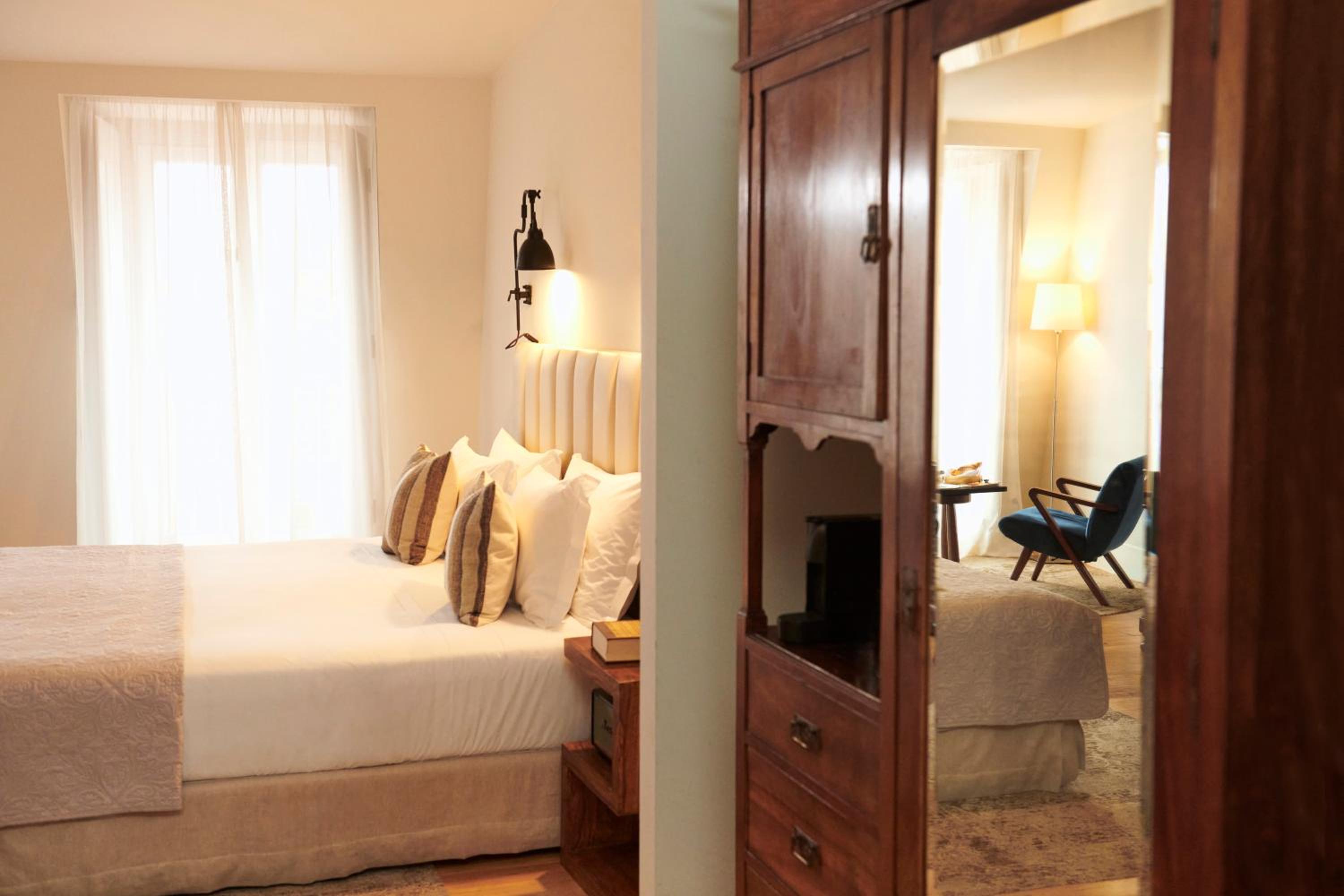 Deluxe King Room - Photo 2