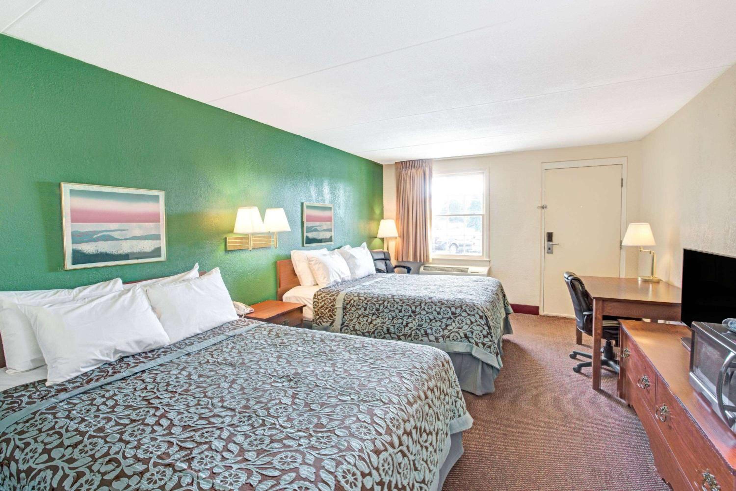 Queen Room with Two Queen Beds - Non-Smoking photo 2