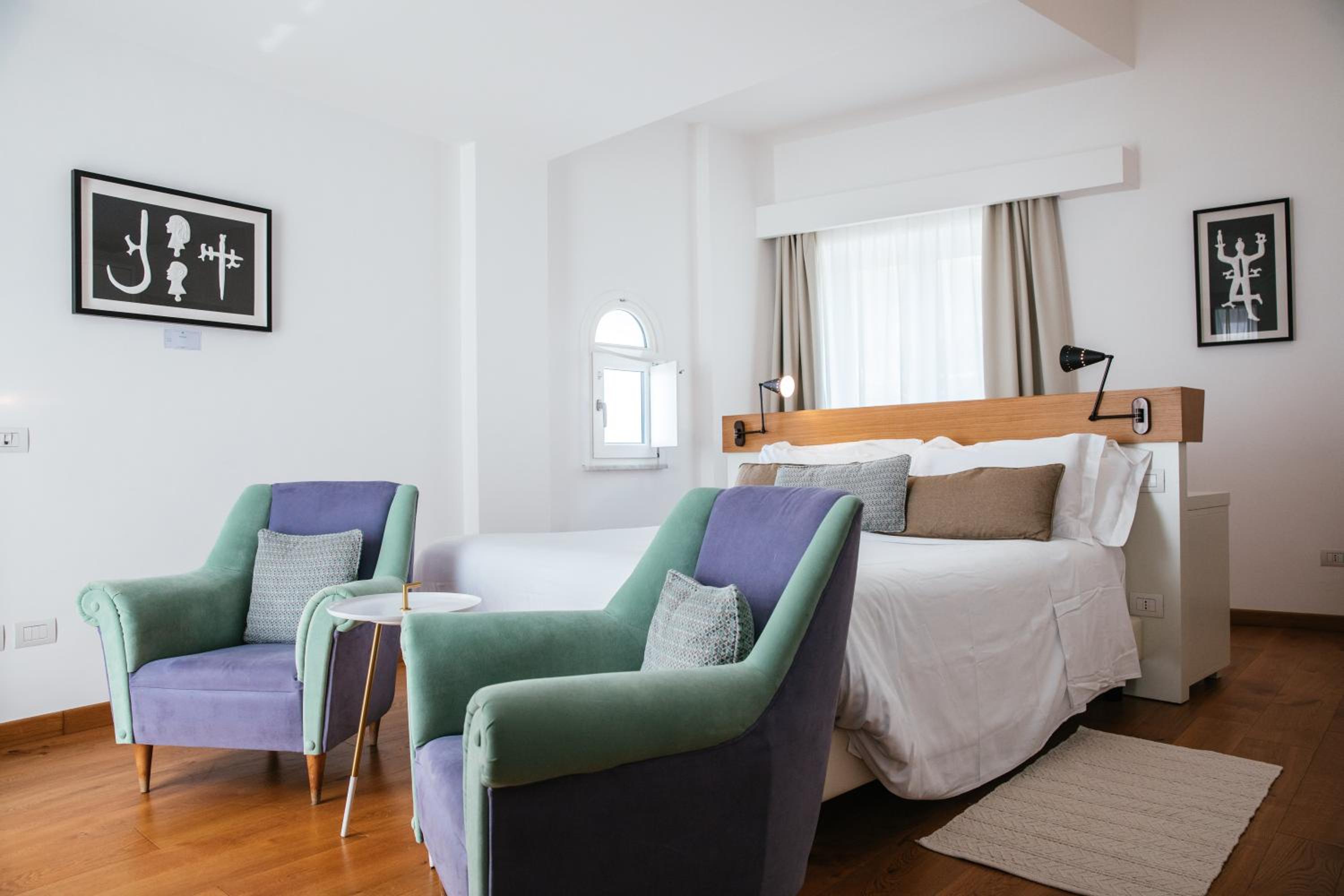 Deluxe Double Room with Side Sea View