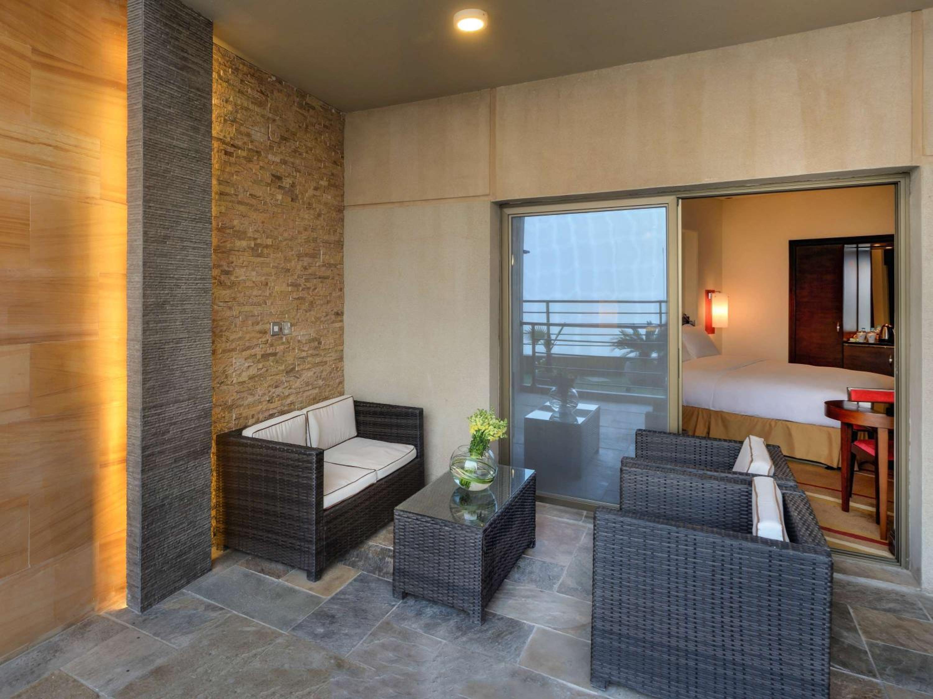 Luxury Queen Room with Balcony and Sea View - Photo 13